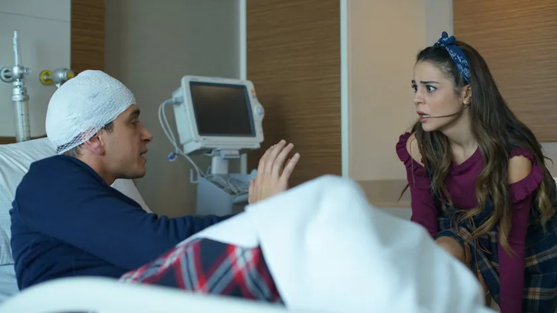 Burcu Türünz and Selahattin Pasali in Heartbeat (2017)