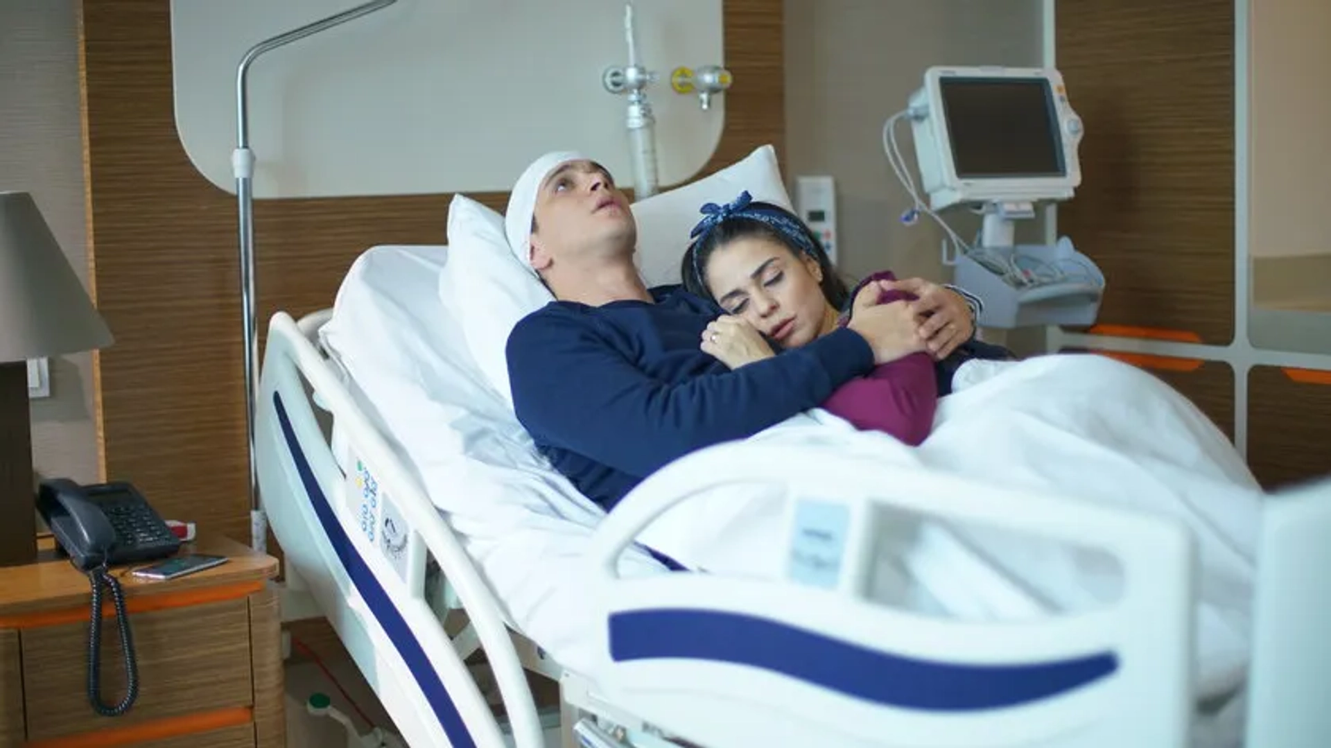 Burcu Türünz and Selahattin Pasali in Heartbeat (2017)