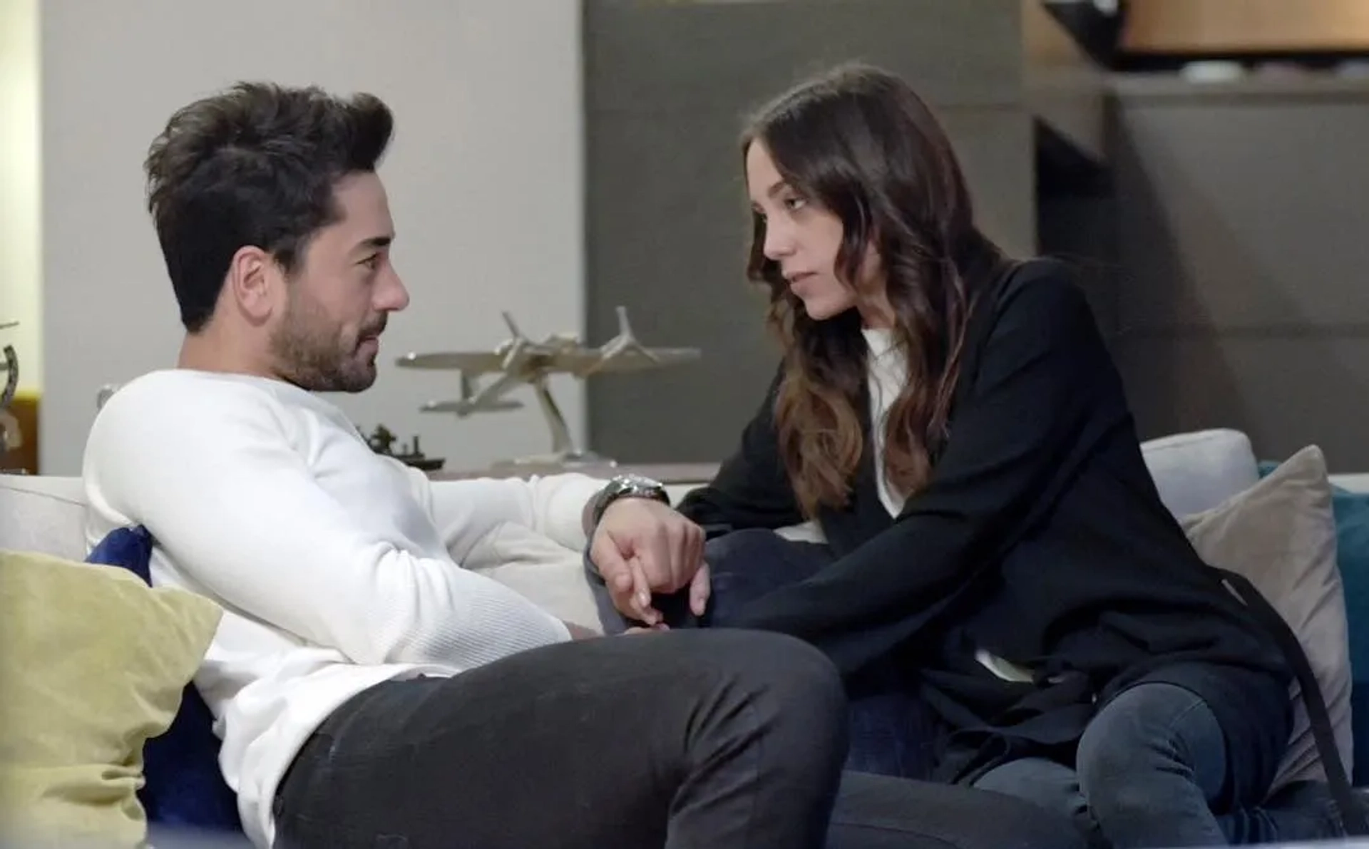 Öykü Karayel and Gökhan Alkan in Heartbeat (2017)