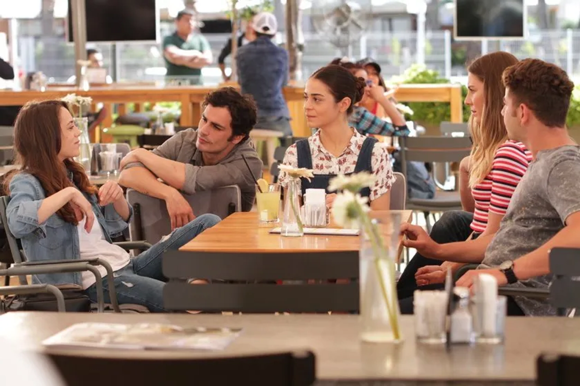 Ege Kökenli, Öykü Karayel, Burcu Türünz, and Erdem Kaynarca in Heartbeat (2017)