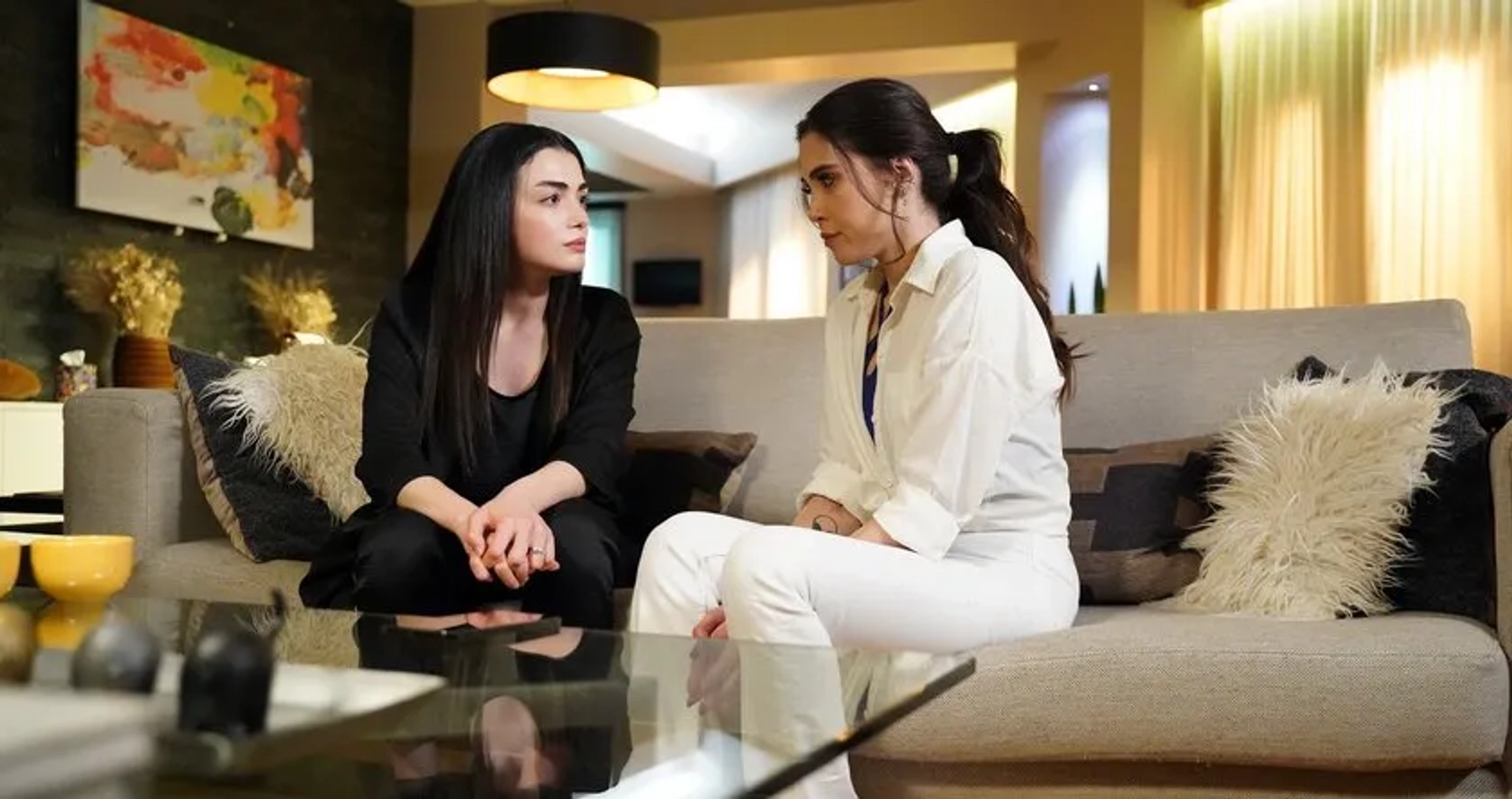 Özge Yagiz and Dilara Aksüyek in Baba (2022)