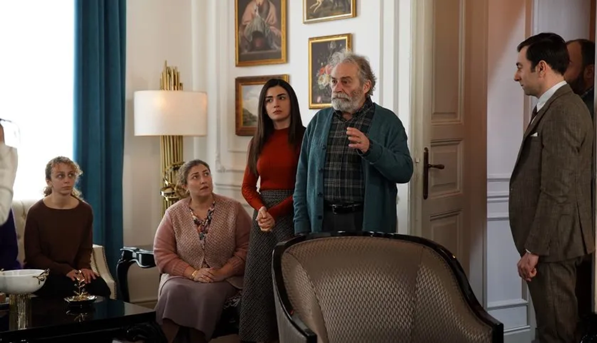 Haluk Bilginer, Özge Yagiz, Zeynep Diker, Sedef Akalin, and Cem Uslu in Baba (2022)