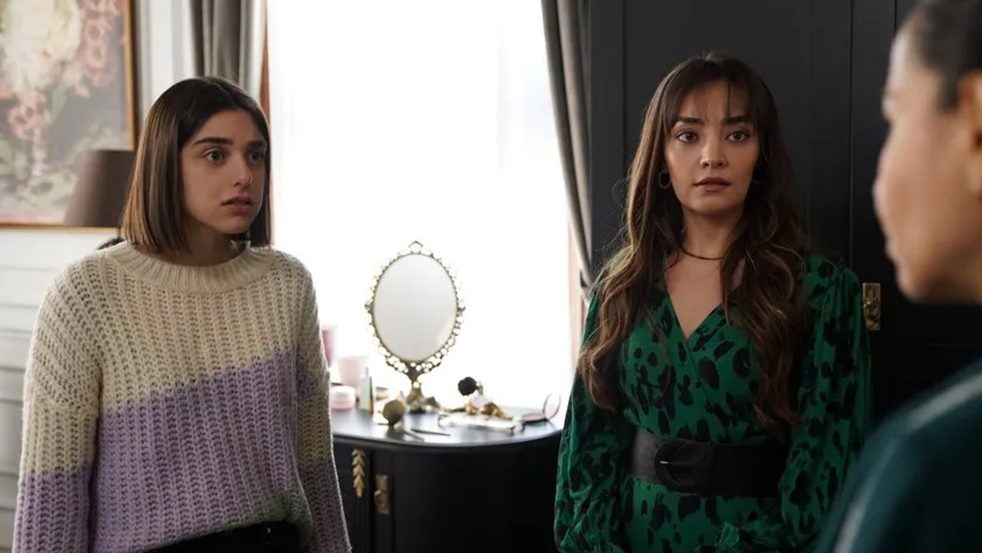 Damla Su Ikizoglu and Zeynep Tugçe Bayat in Baba (2022)