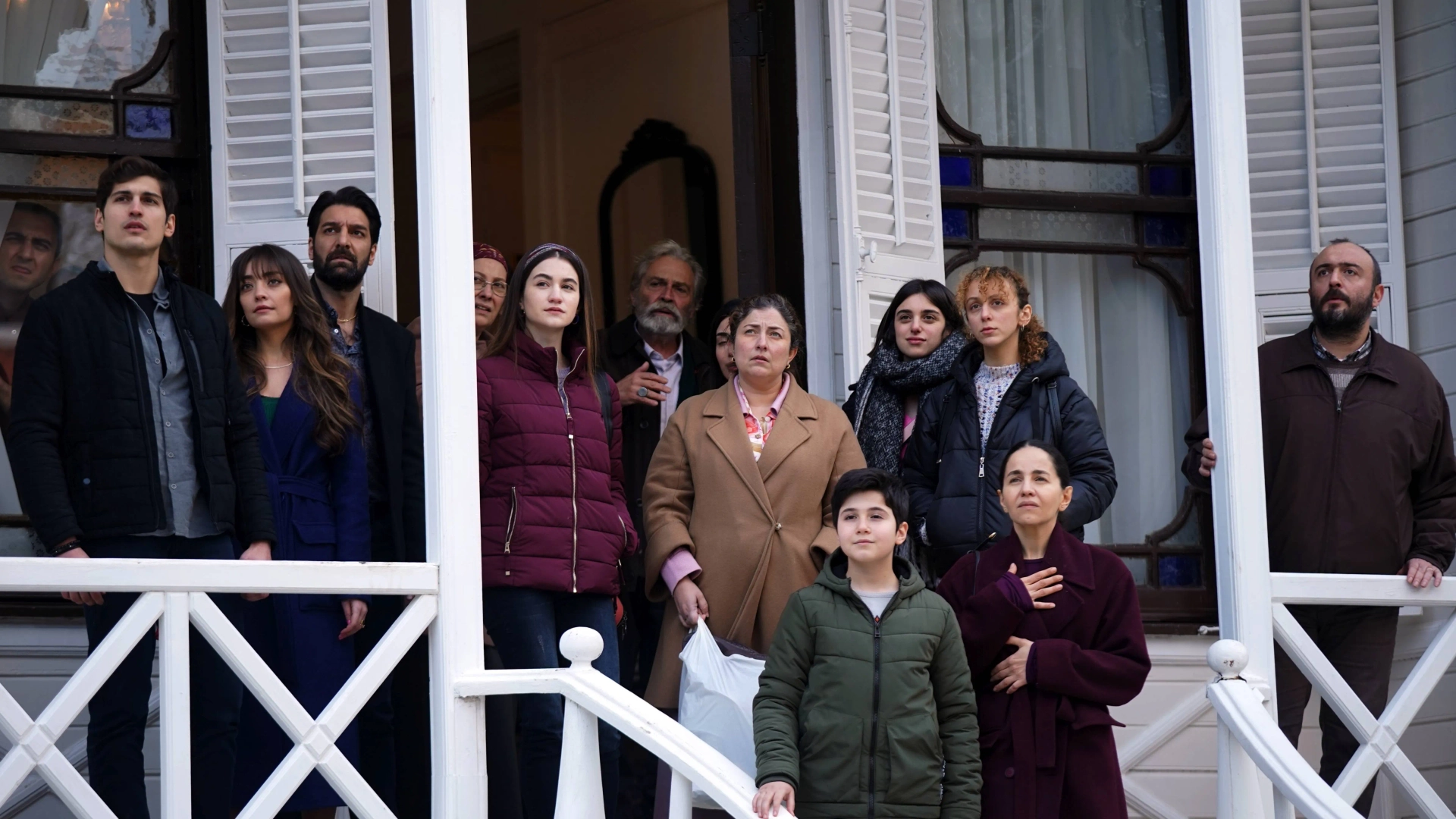 Haluk Bilginer, Ayda Aksel, Damla Su Ikizoglu, Bihter Dinçel, Taner Rumeli, Deniz Sen Hamzaoglu, Zeynep Tugçe Bayat, and Oktay Çubuk in Baba (2022)