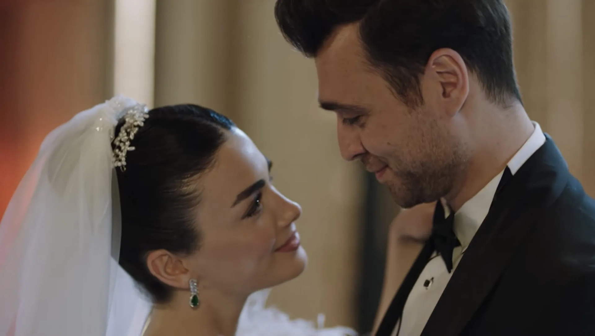 Özge Yagiz and Hakan Kurtas in Baba (2022)