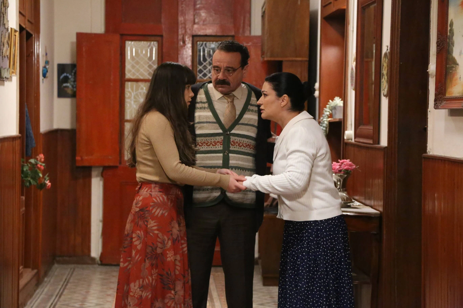 Iclal Aydin, Reha Özcan, and Almila Ada in Three Sisters (2022)