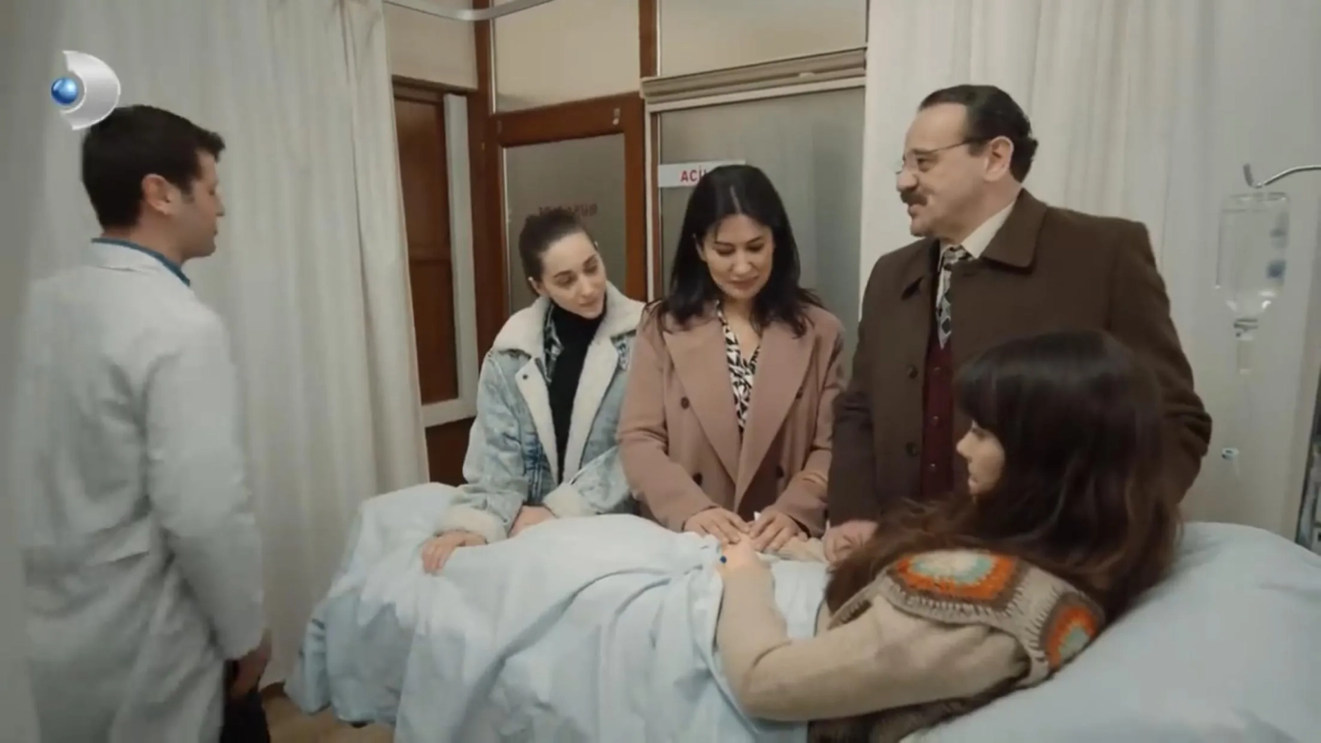 Iclal Aydin, Melisa Berberoglu, Reha Özcan, and Almila Ada in Three Sisters (2022)