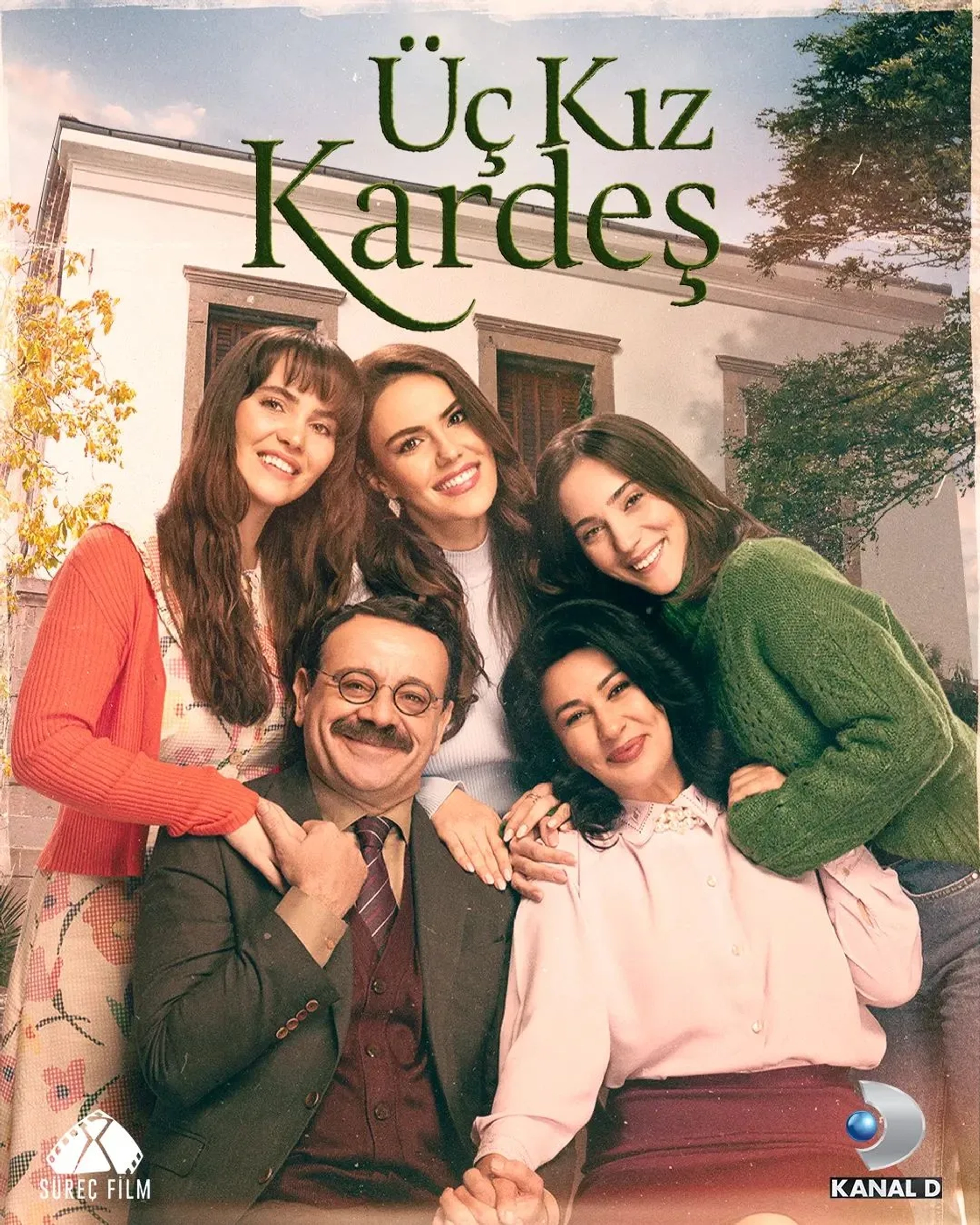 Iclal Aydin, Melisa Berberoglu, Reha Özcan, Almila Ada, and Özgü Kaya in Three Sisters (2022)