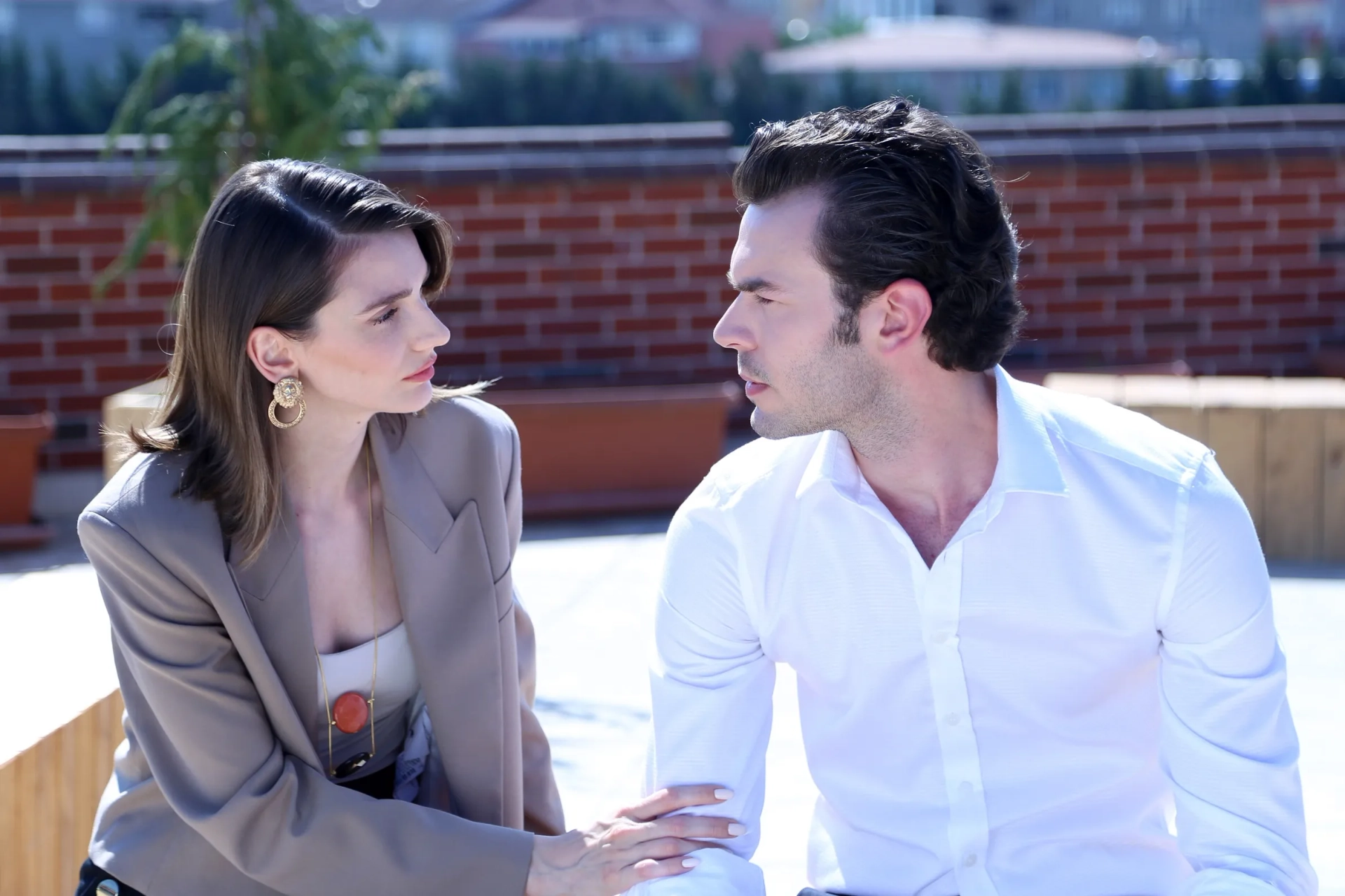 Asli Sümen and Aytaç Sasmaz in Twist of Fate (2021)