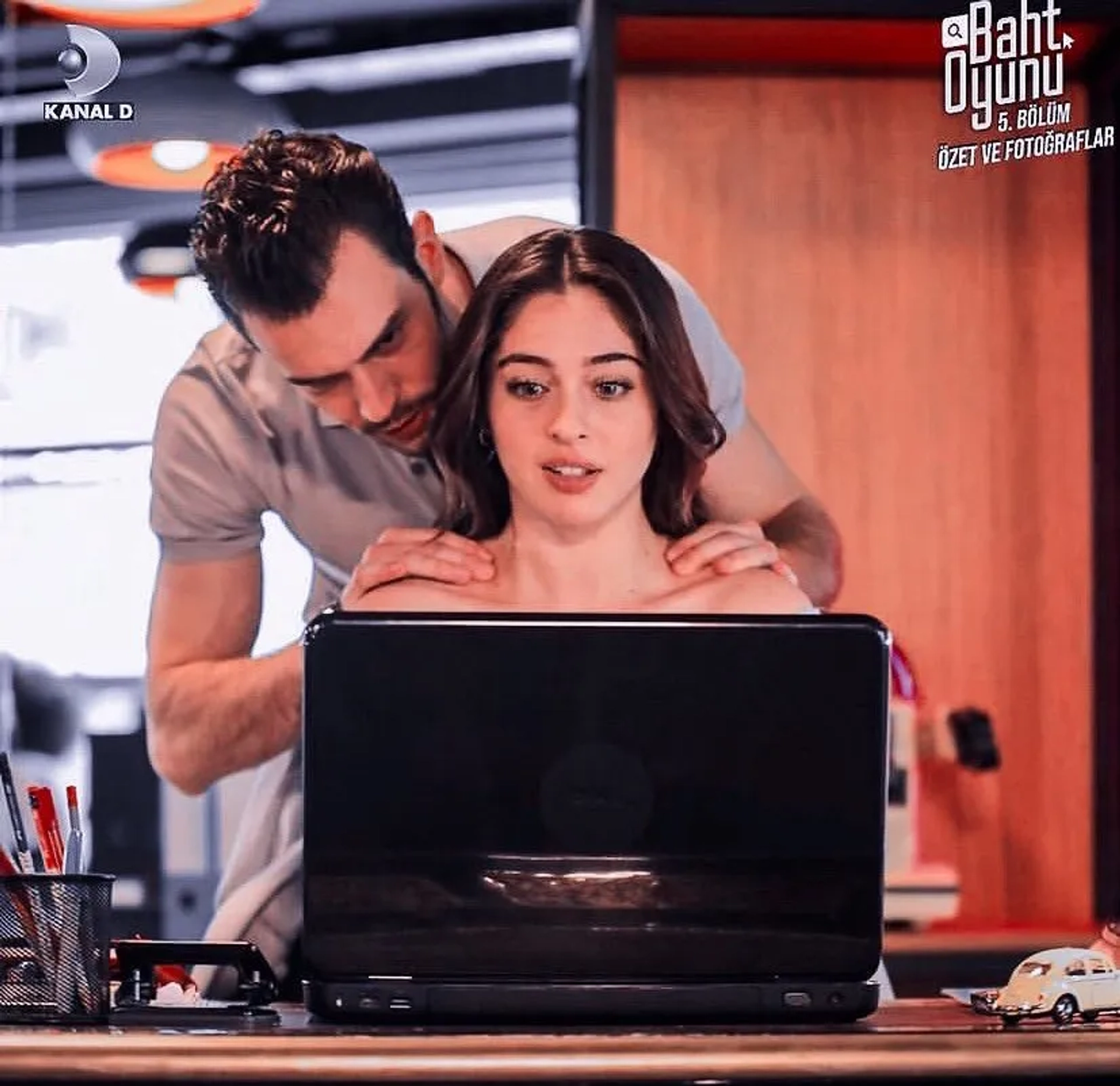 Cemre Baysel and Aytaç Sasmaz in Twist of Fate (2021)