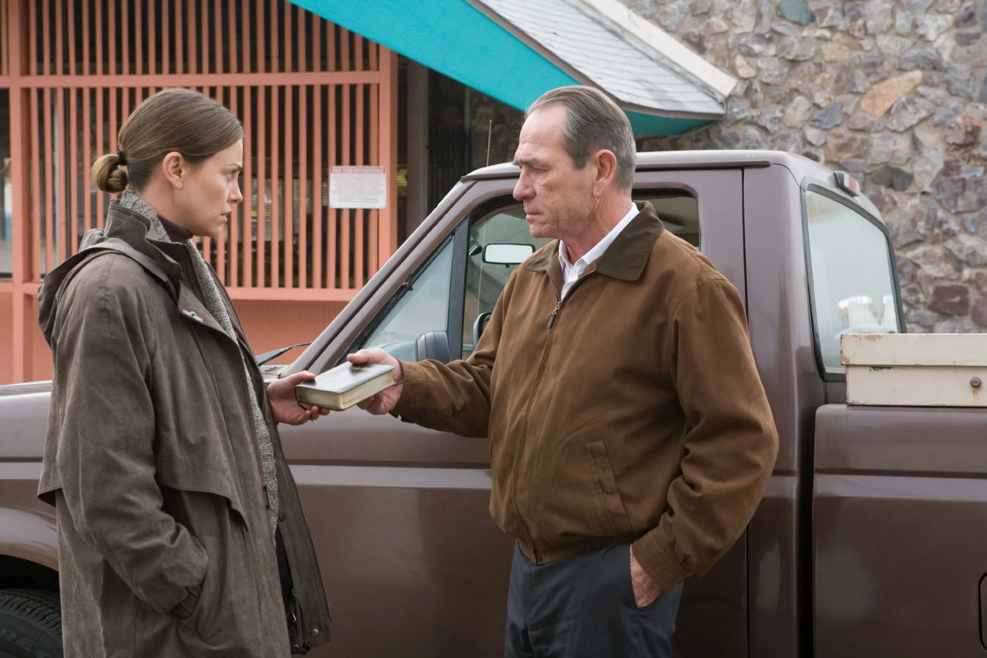 Tommy Lee Jones and Charlize Theron in In the Valley of Elah (2007)