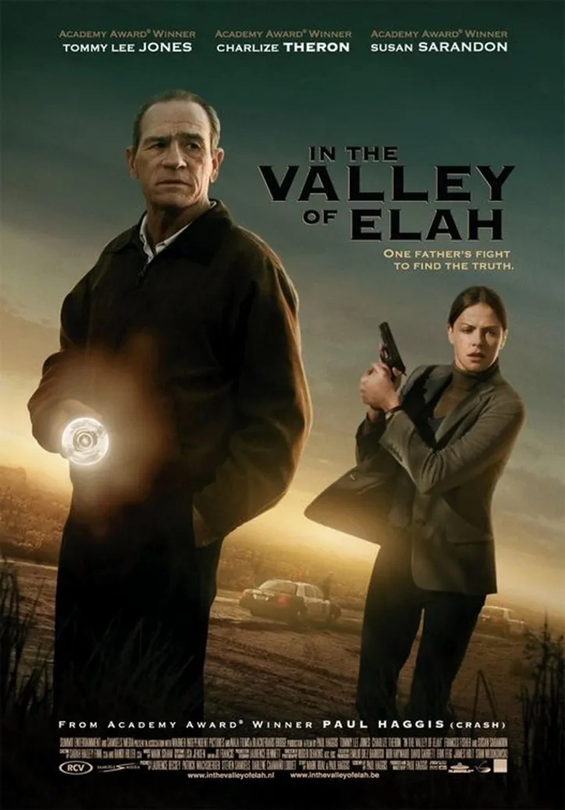 Tommy Lee Jones and Charlize Theron in In the Valley of Elah (2007)