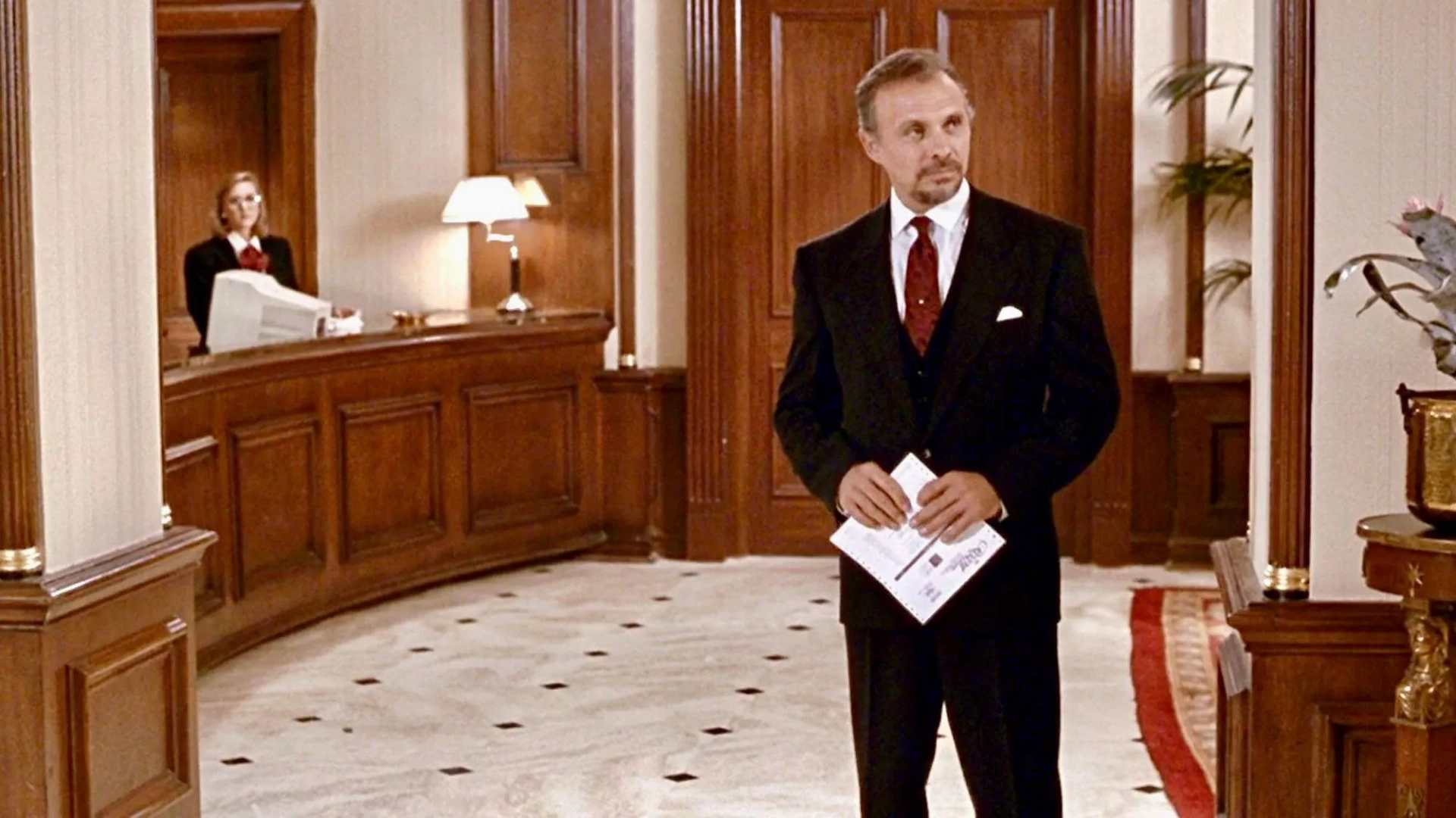 Hector Elizondo and Kathleen Marshall in Pretty Woman (1990)