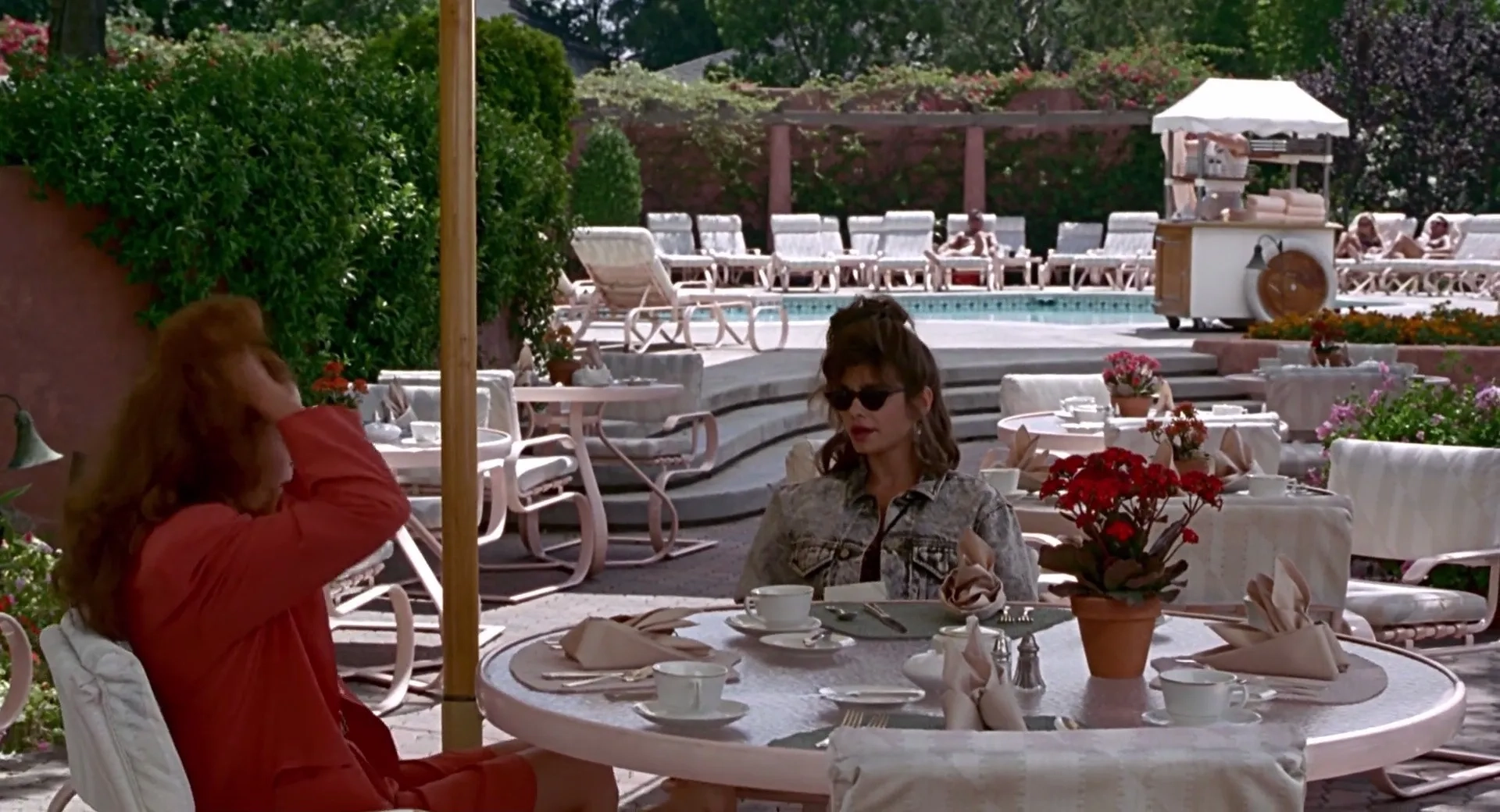 Julia Roberts and Laura San Giacomo in Pretty Woman (1990)