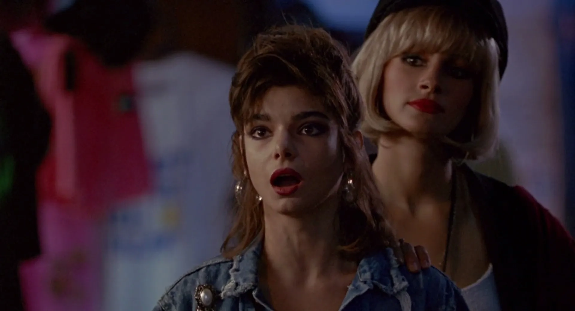 Julia Roberts and Laura San Giacomo in Pretty Woman (1990)