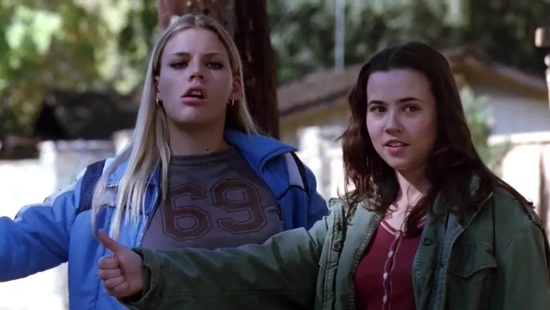 Linda Cardellini and Busy Philipps in Freaks and Geeks (1999)