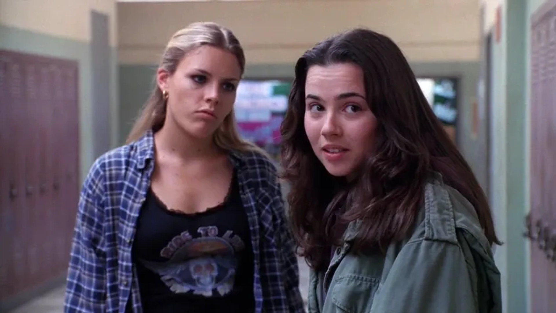 Linda Cardellini and Busy Philipps in Freaks and Geeks (1999)