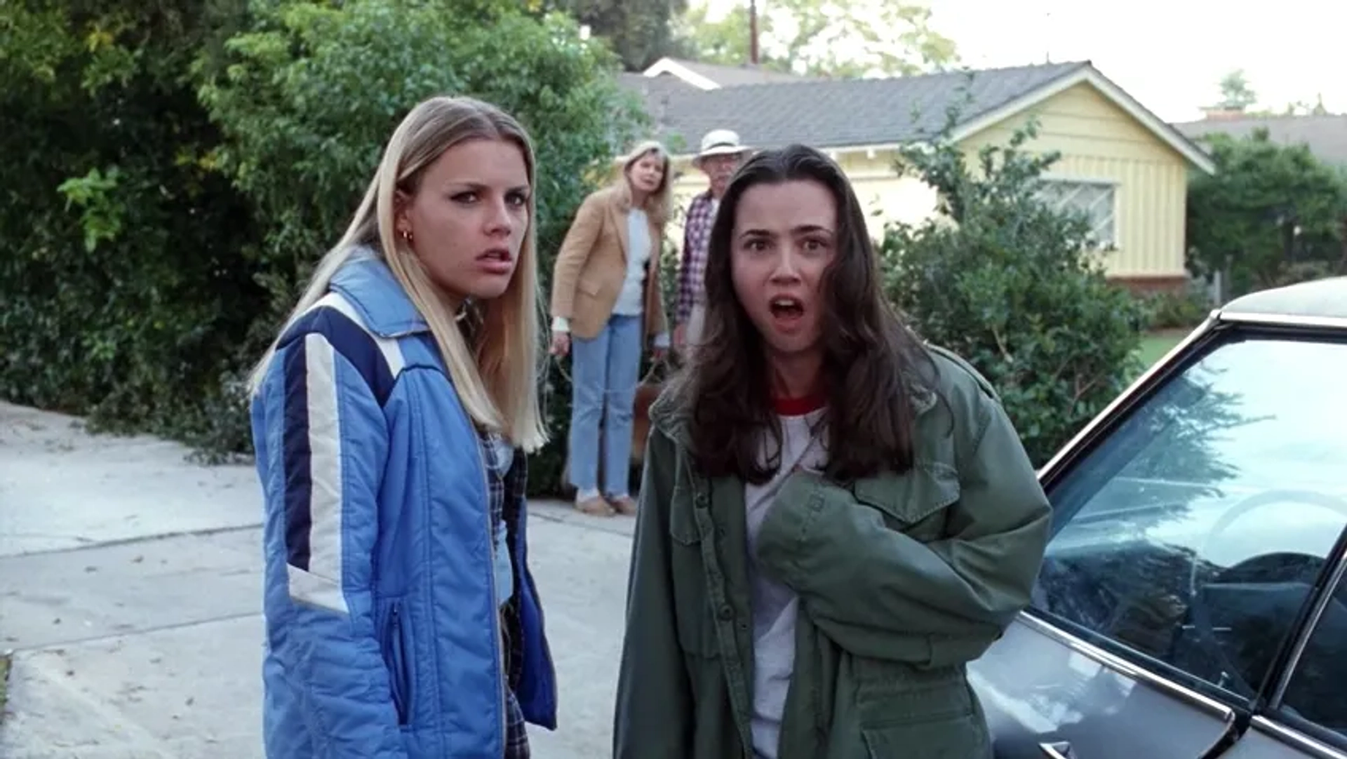 Linda Cardellini and Busy Philipps in Freaks and Geeks (1999)