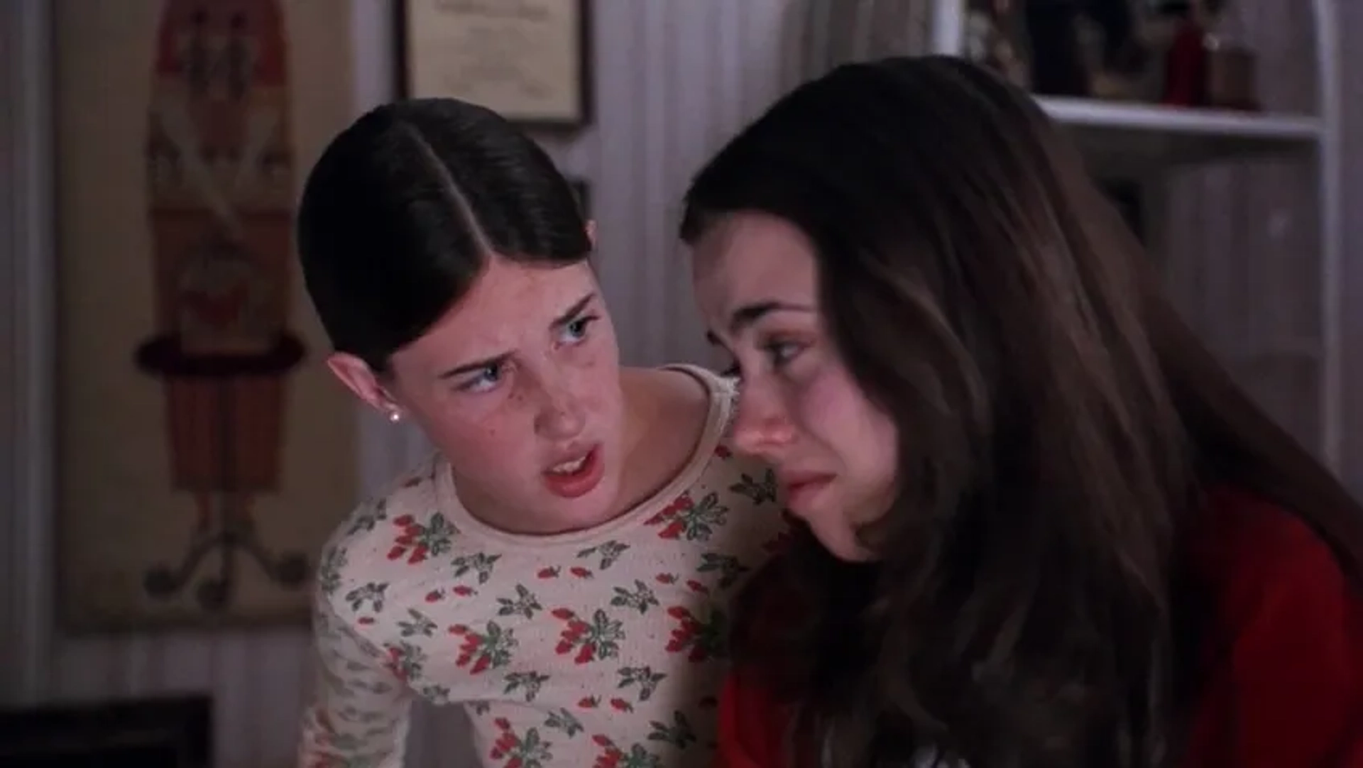 Linda Cardellini and Sarah Hagan in Freaks and Geeks (1999)