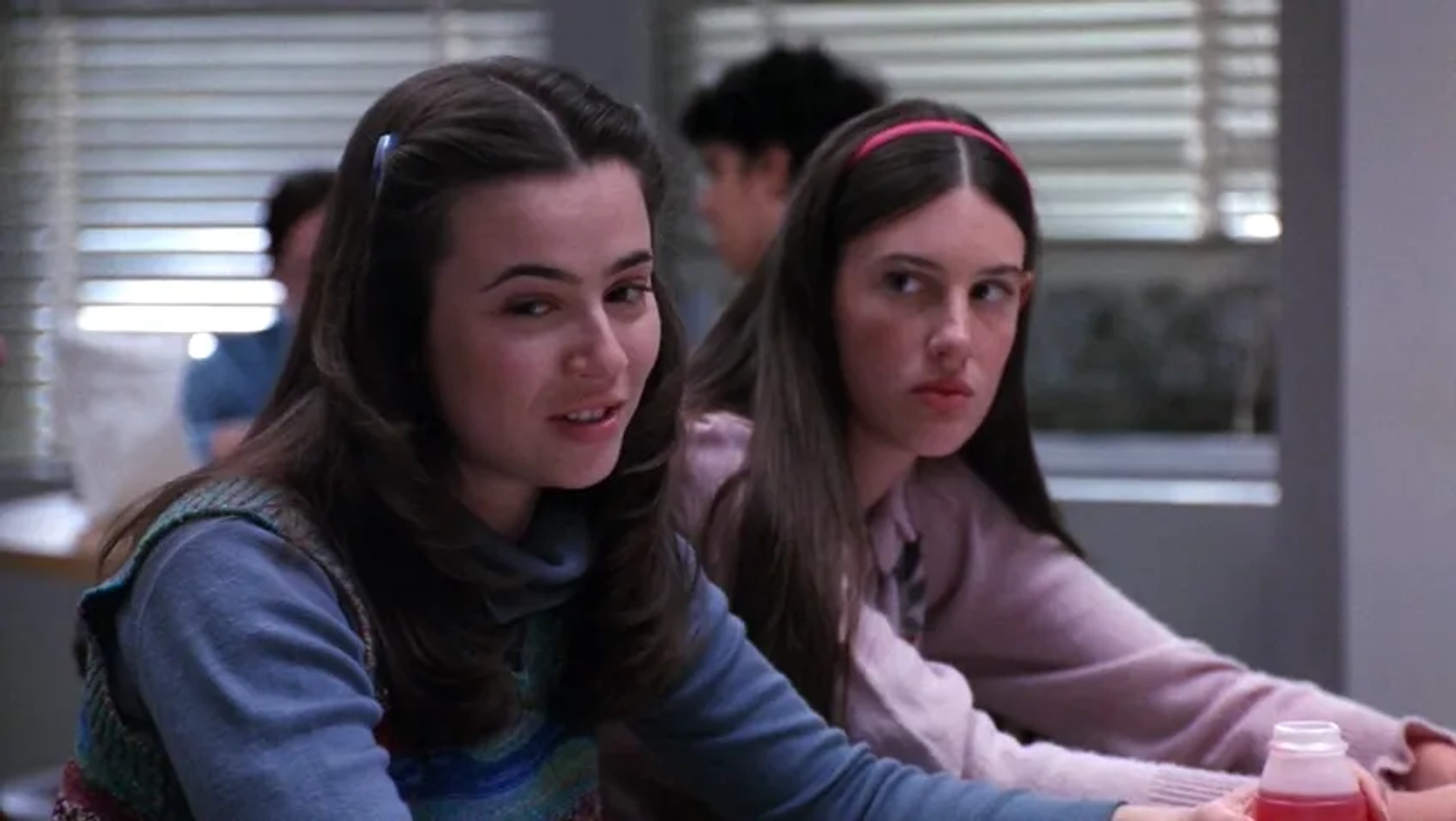 Linda Cardellini and Sarah Hagan in Freaks and Geeks (1999)