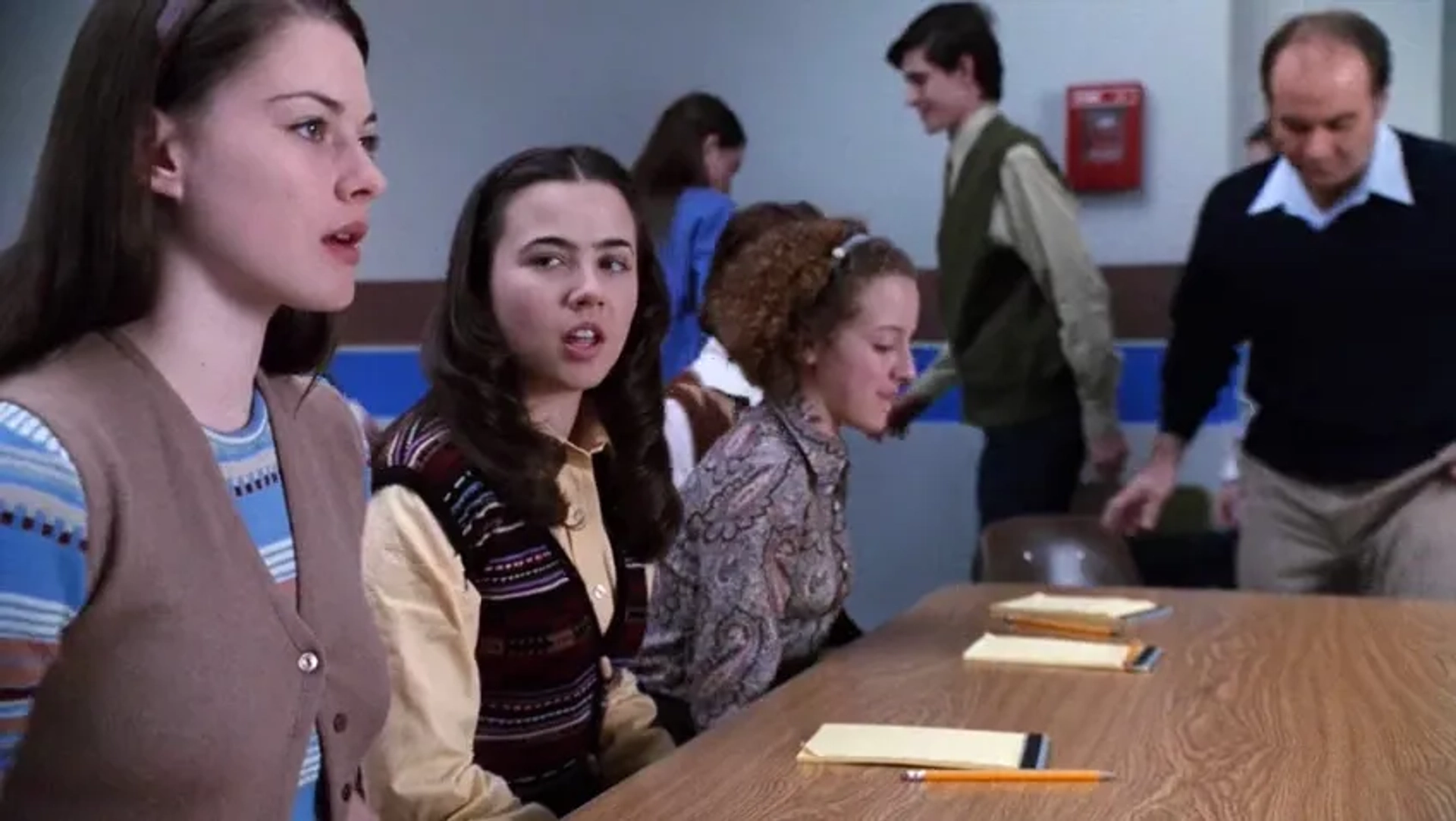 Linda Cardellini, Steve Bannos, Olivia Hack, and Alexandra Breckenridge in Freaks and Geeks (1999)