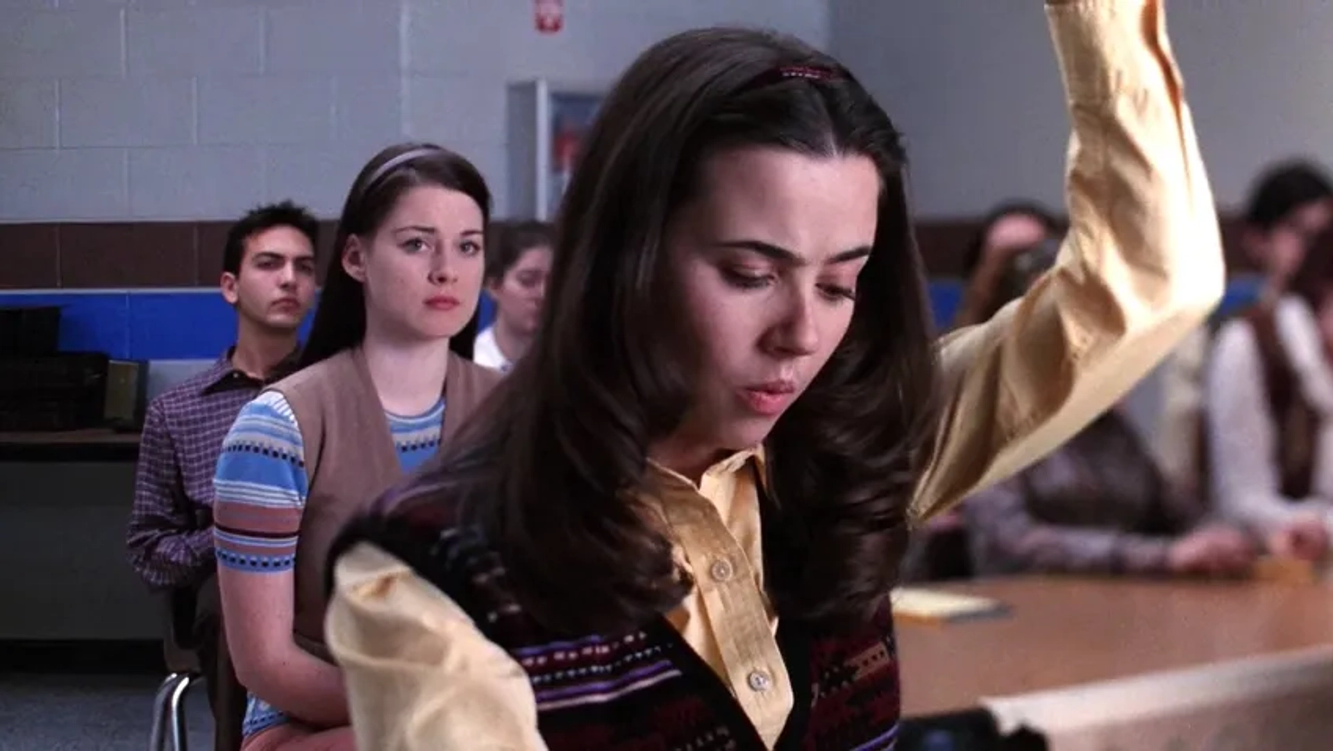 Linda Cardellini and Alexandra Breckenridge in Freaks and Geeks (1999)