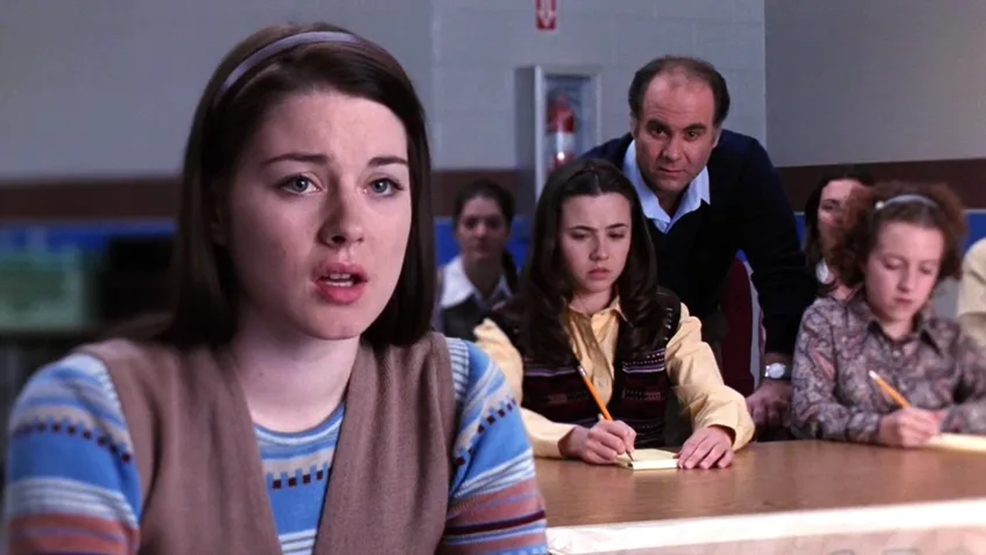 Linda Cardellini, Steve Bannos, Olivia Hack, and Alexandra Breckenridge in Freaks and Geeks (1999)