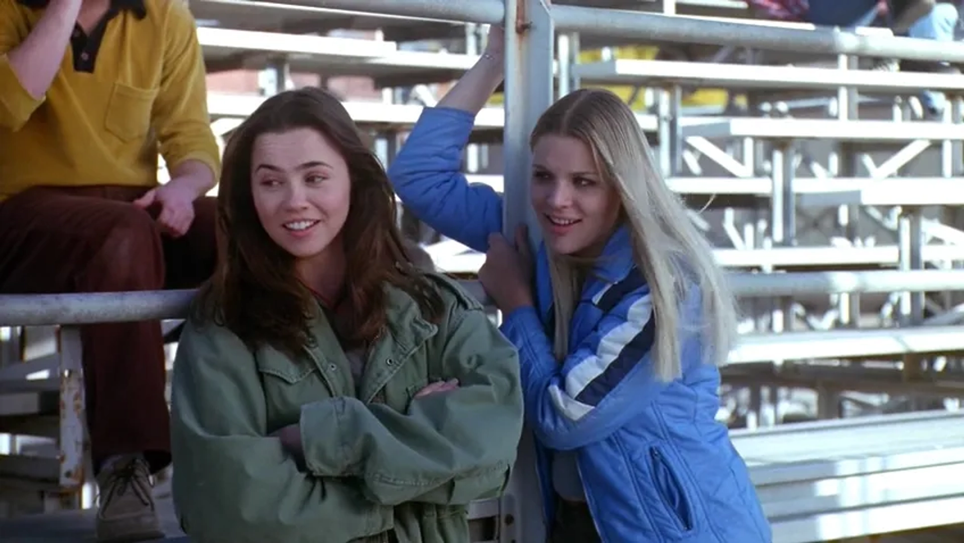 Linda Cardellini and Busy Philipps in Freaks and Geeks (1999)