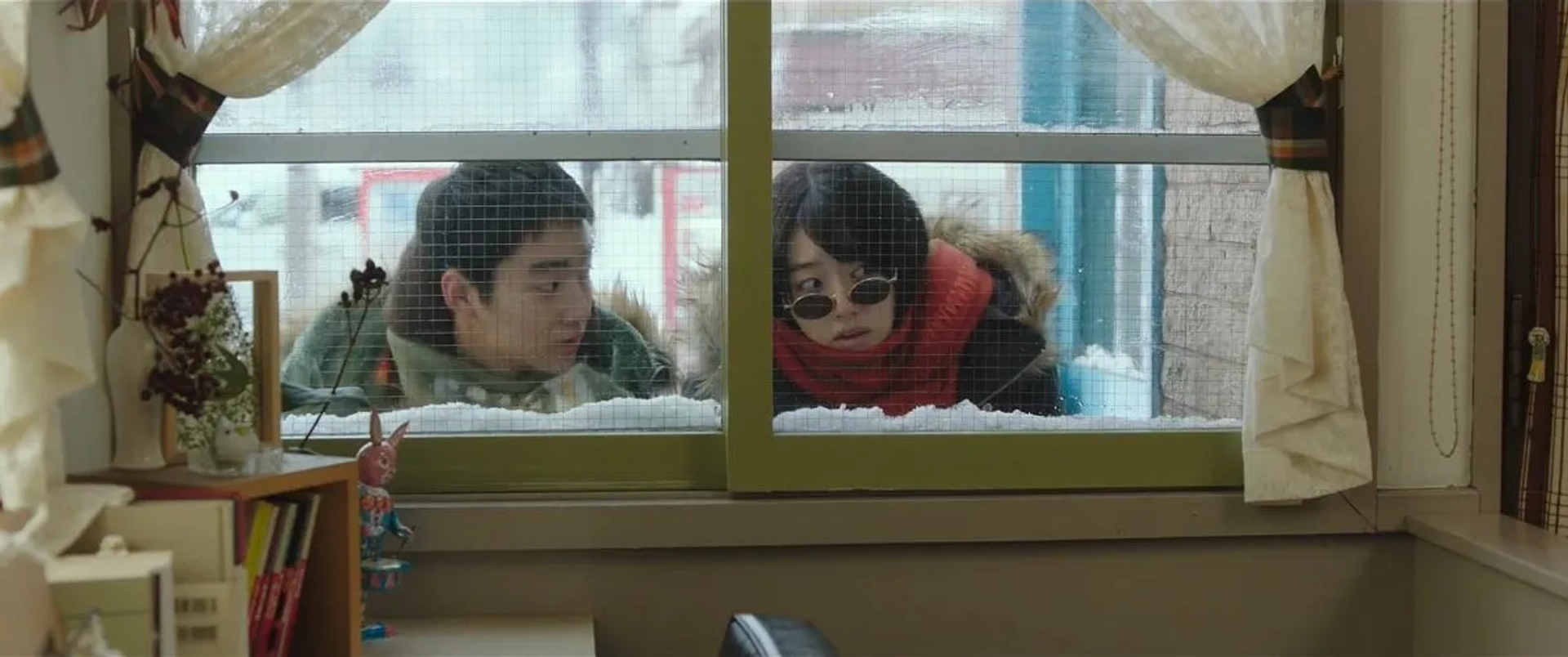 Yoo-Bin Sung and So-hye Kim in Moonlit Winter (2019)