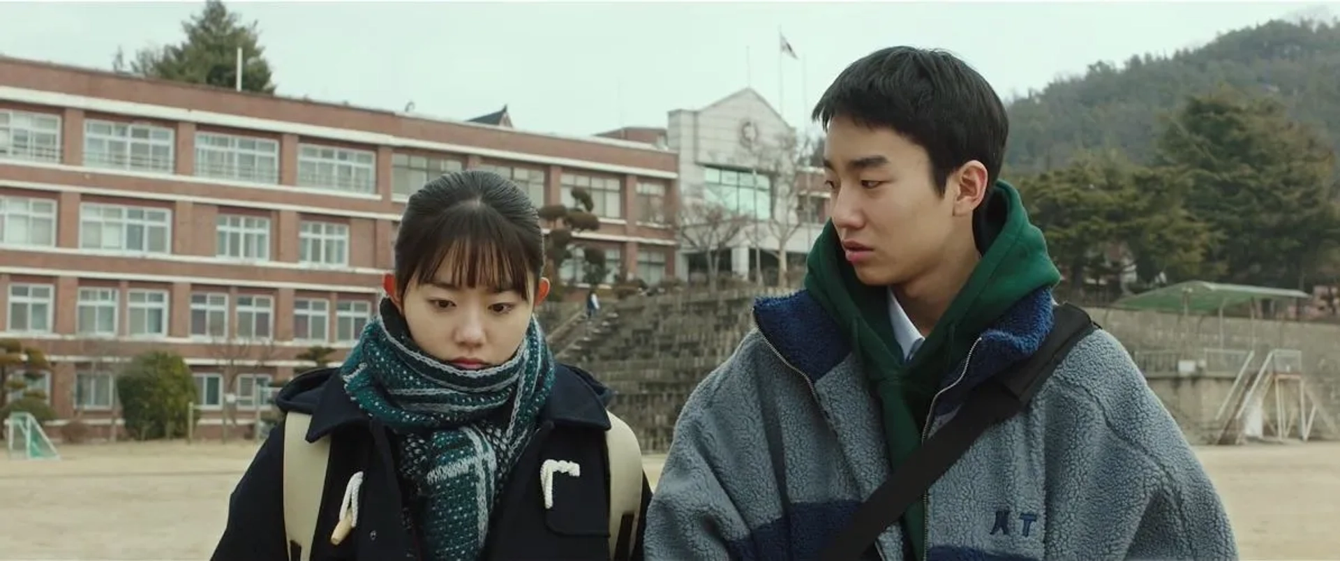 Yoo-Bin Sung and So-hye Kim in Moonlit Winter (2019)