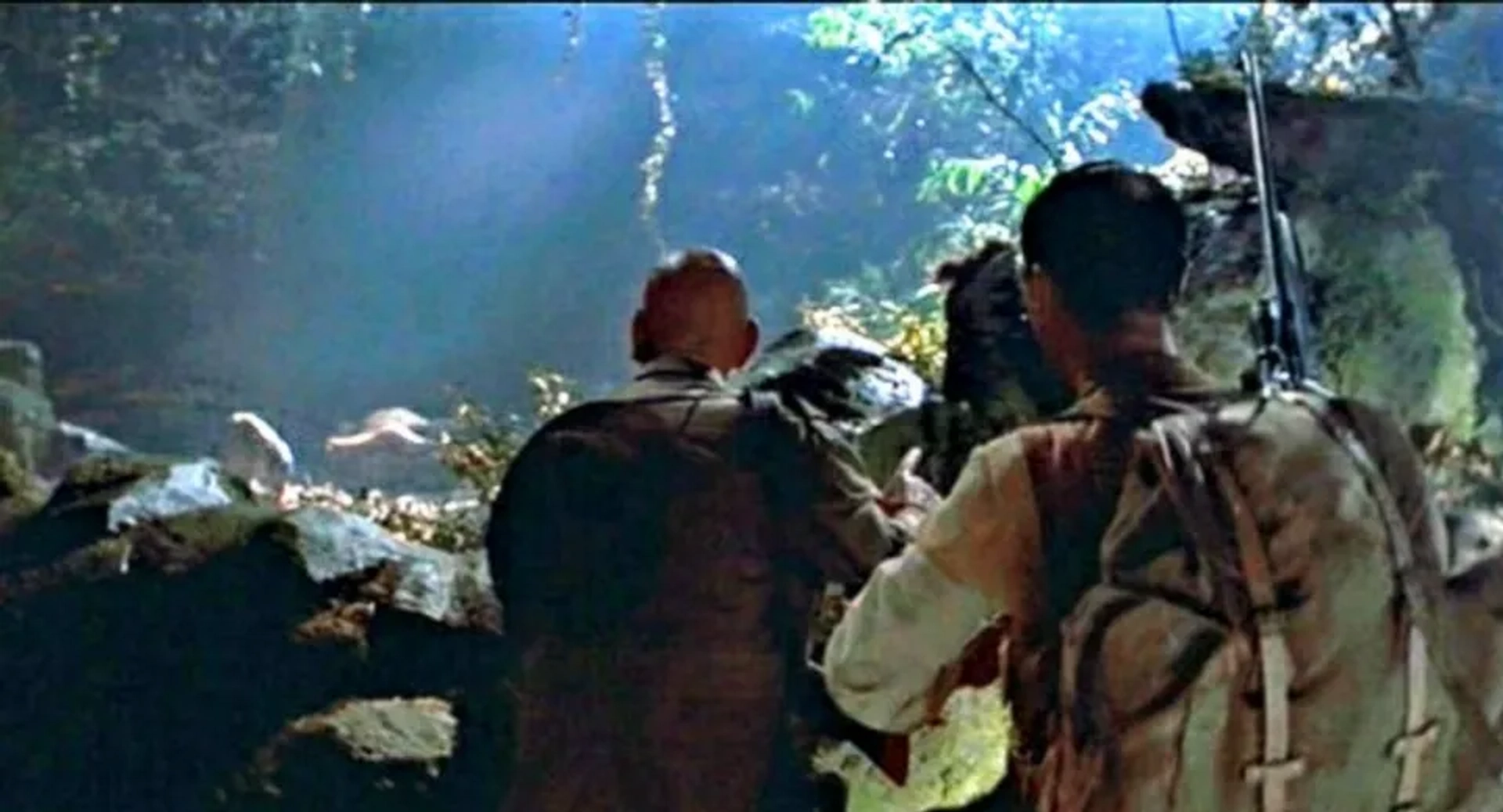 Pete Postlethwaite and Harvey Jason in The Lost World: Jurassic Park (1997)