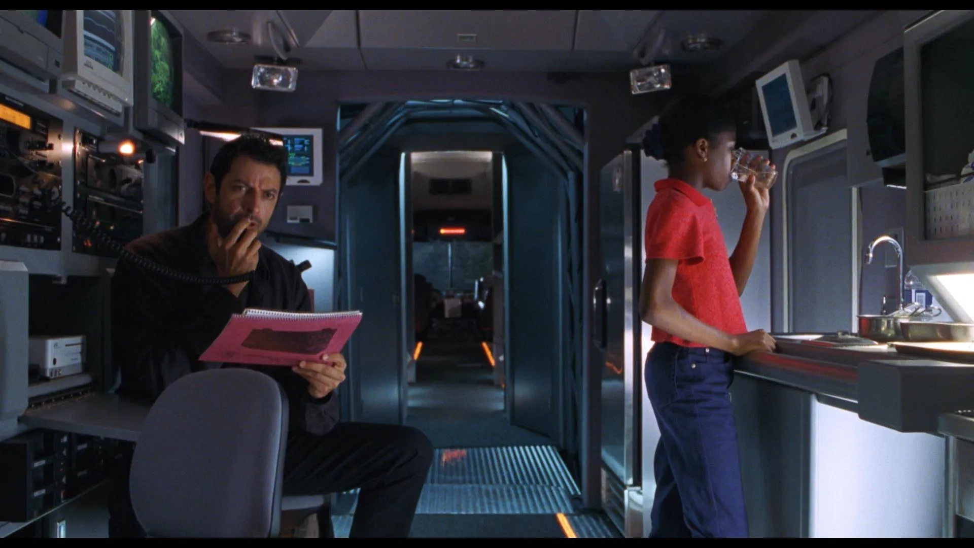 Jeff Goldblum and Vanessa Chester in The Lost World: Jurassic Park (1997)