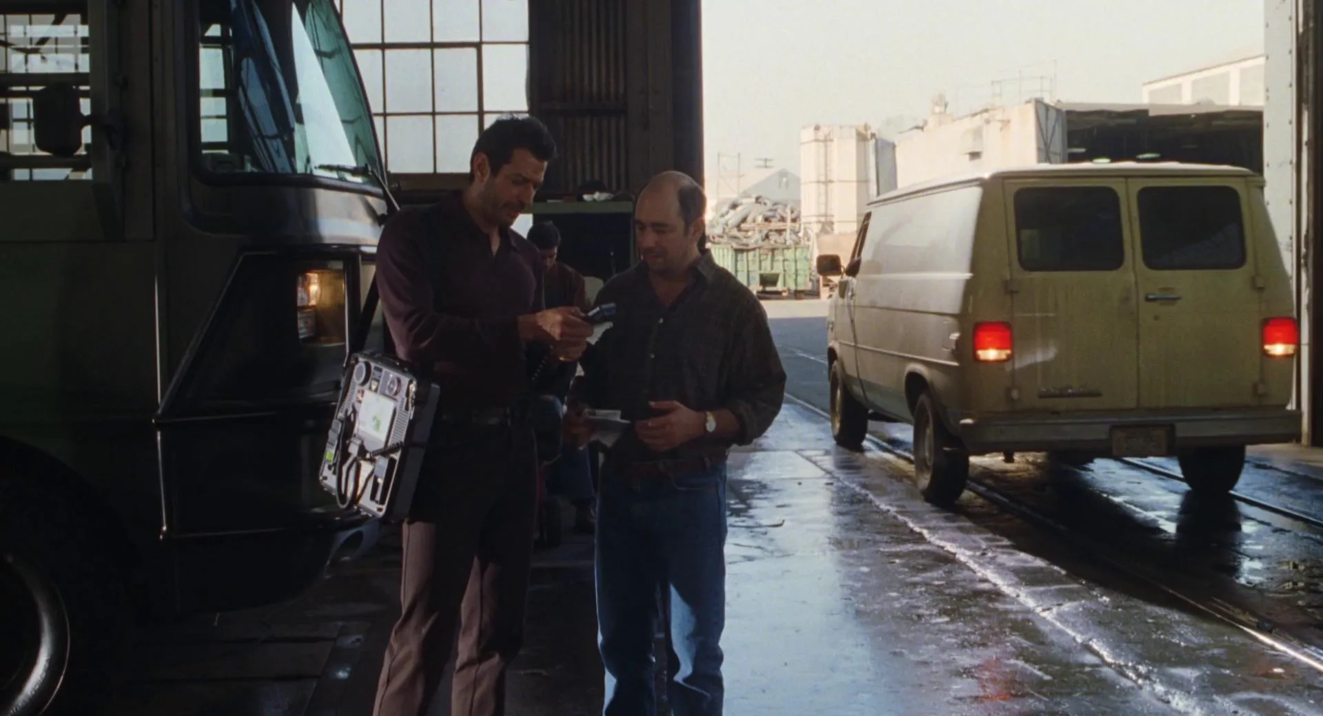 Jeff Goldblum, Vince Vaughn, and Richard Schiff in The Lost World: Jurassic Park (1997)