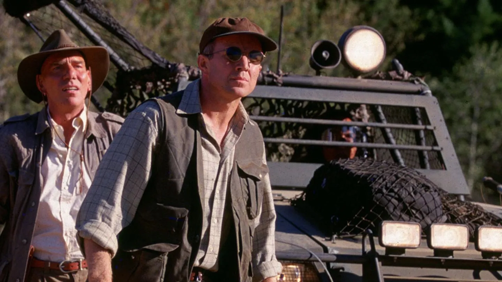 Pete Postlethwaite and Arliss Howard in The Lost World: Jurassic Park (1997)