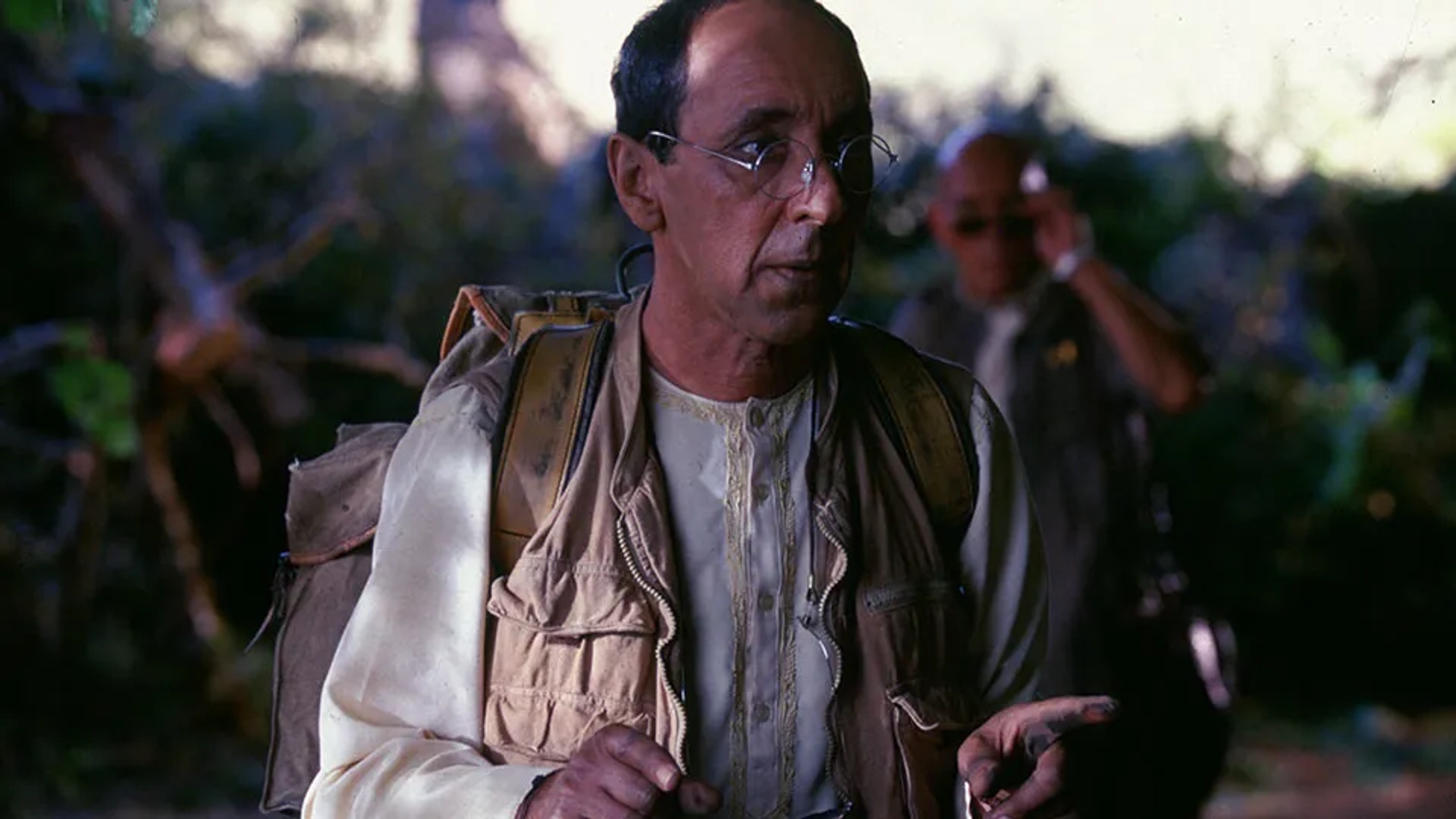 Pete Postlethwaite and Harvey Jason in The Lost World: Jurassic Park (1997)