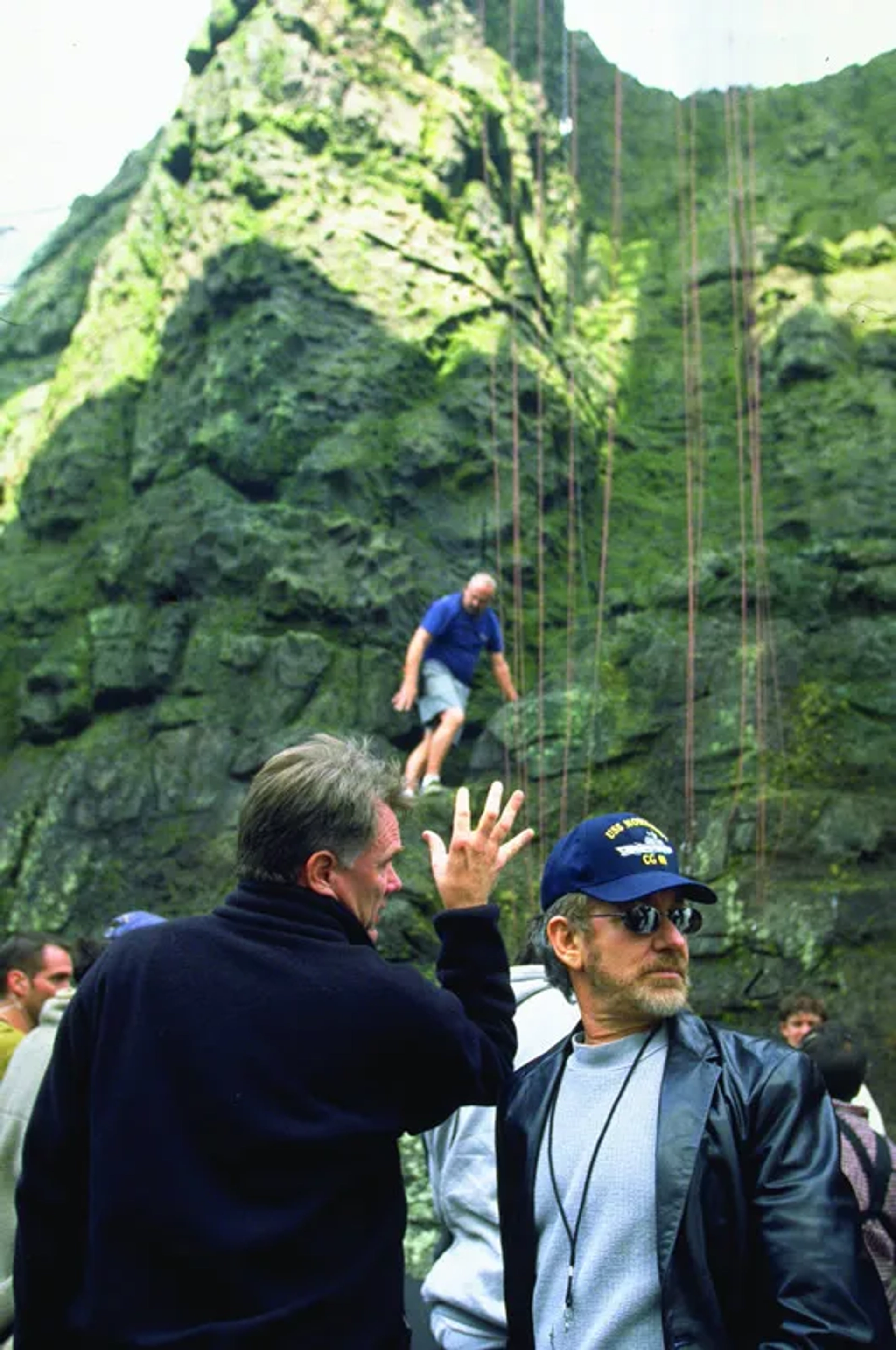 Steven Spielberg and Joe Johnston in Jurassic Park III (2001)