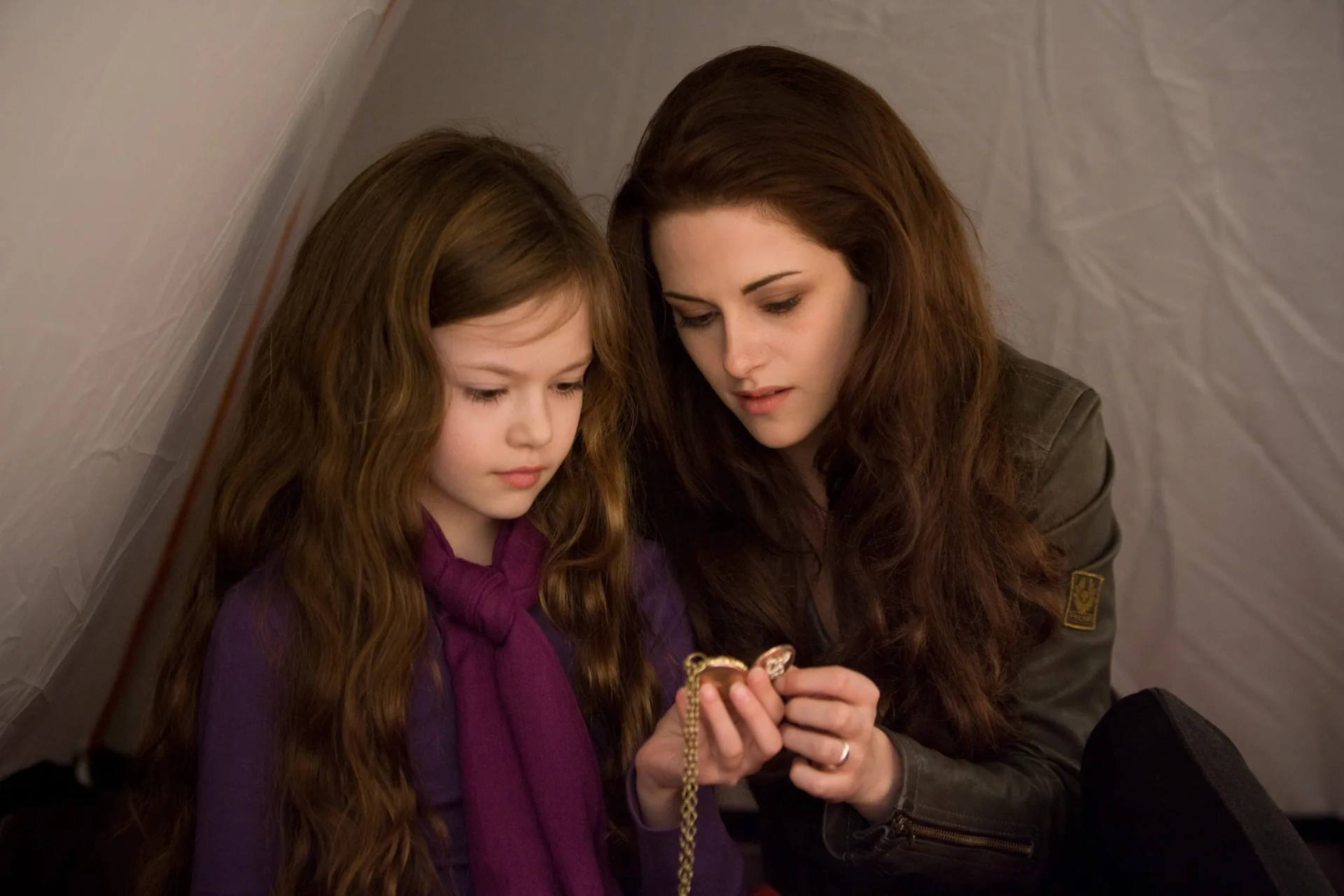 Kristen Stewart and Mackenzie Foy in The Twilight Saga: Breaking Dawn - Part 2 (2012)