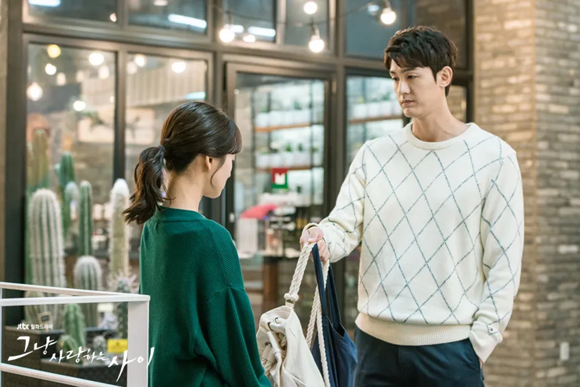 Ki-woo Lee and Jin-ah Won in Just Between Lovers (2017)