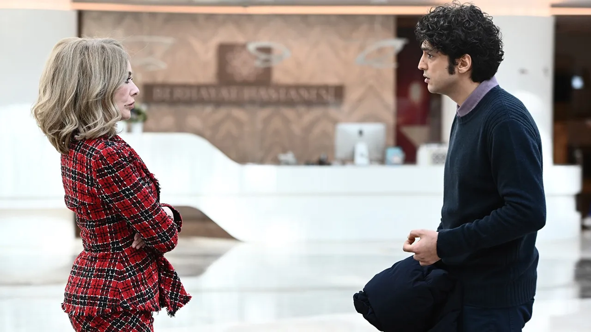 Zerrin Tekindor and Taner Ölmez in A Miracle (2019)