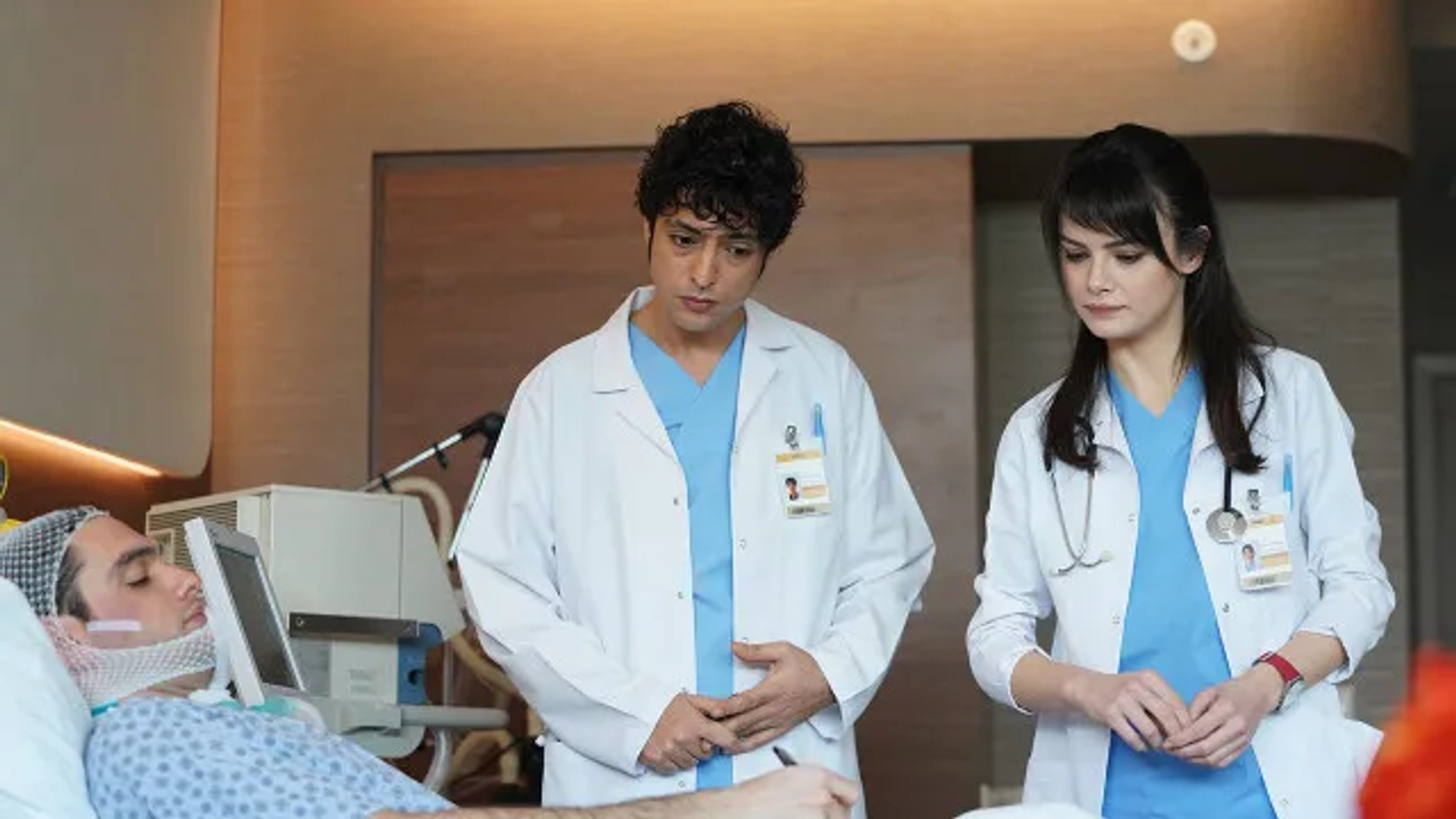 Taner Ölmez and Sinem Ünsal in A Miracle (2019)