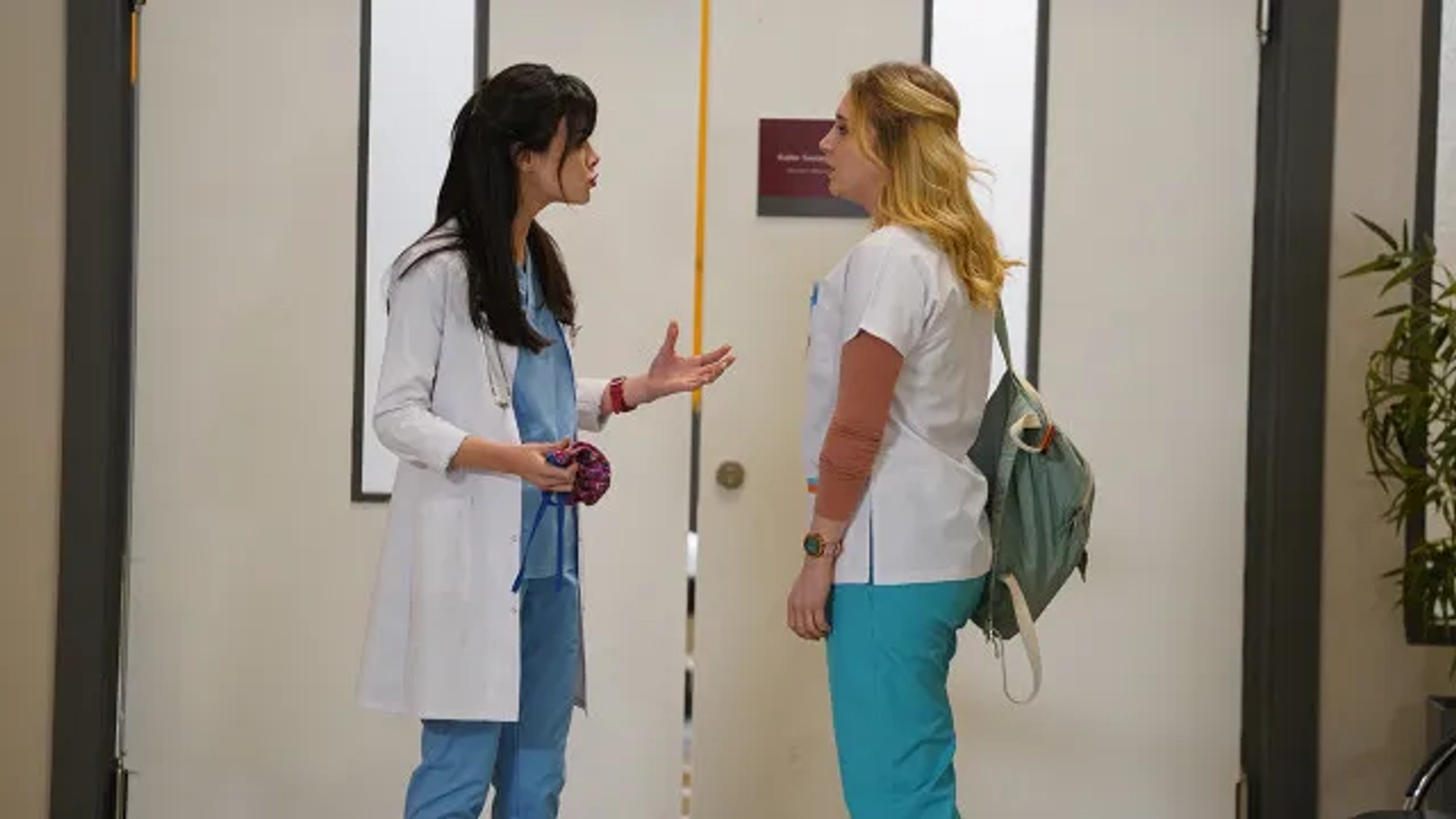 Hayal Köseoglu and Sinem Ünsal in A Miracle (2019)