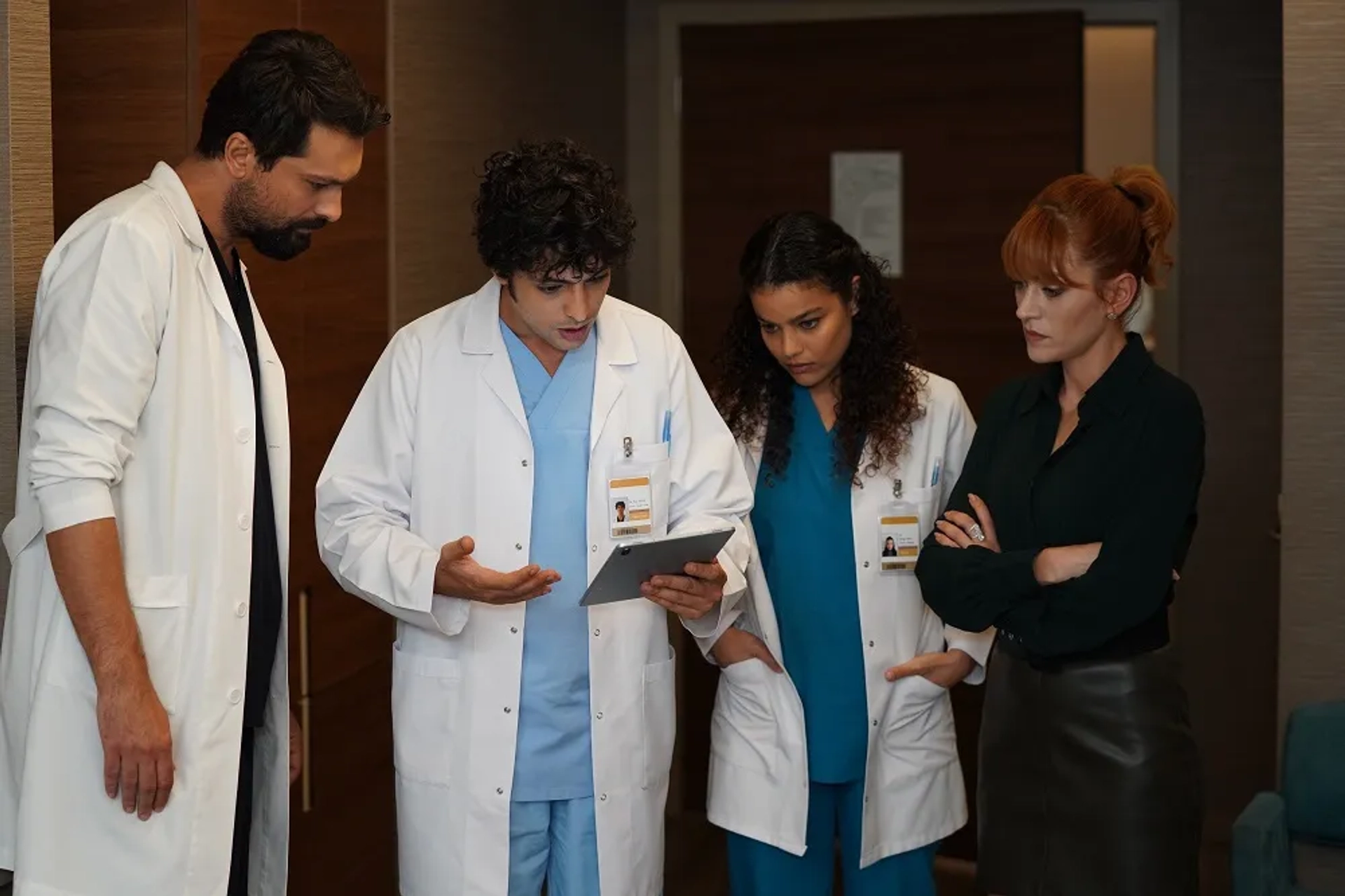 Melis Gürhan, Taner Ölmez, Onur Tuna, and Hazal Türesan in A Miracle (2019)