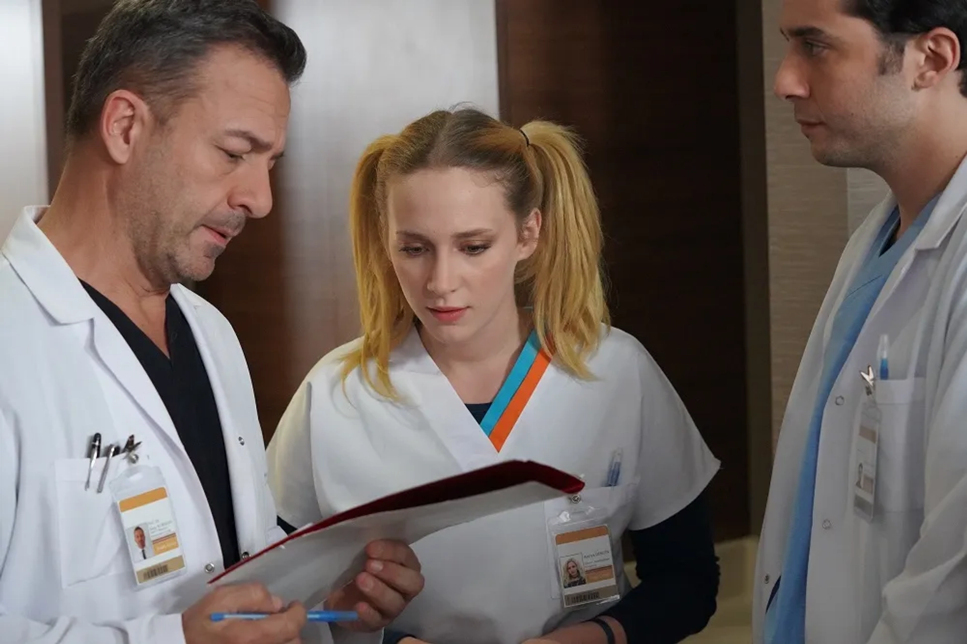 Murat Aygen, Firat Altunmese, and Hayal Köseoglu in A Miracle (2019)