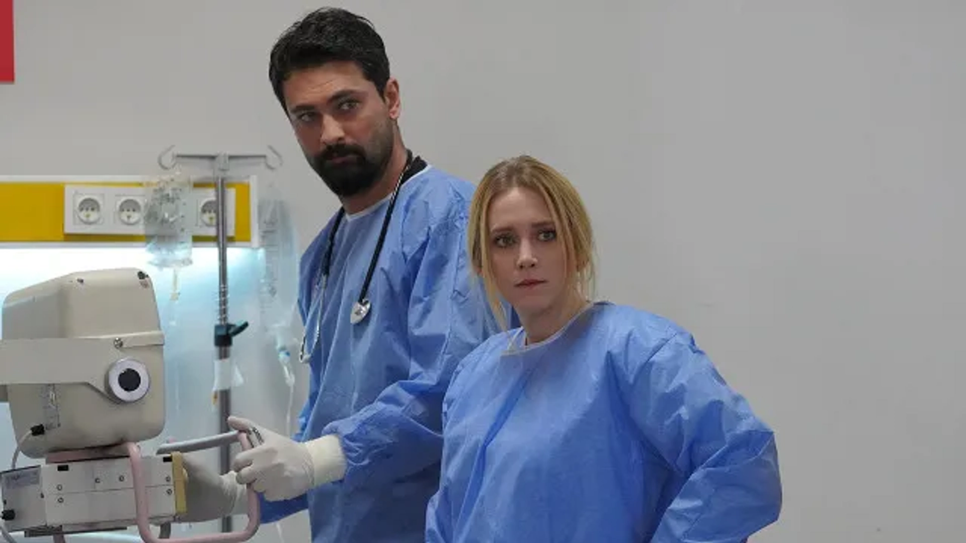 Onur Tuna and Hayal Köseoglu in A Miracle (2019)