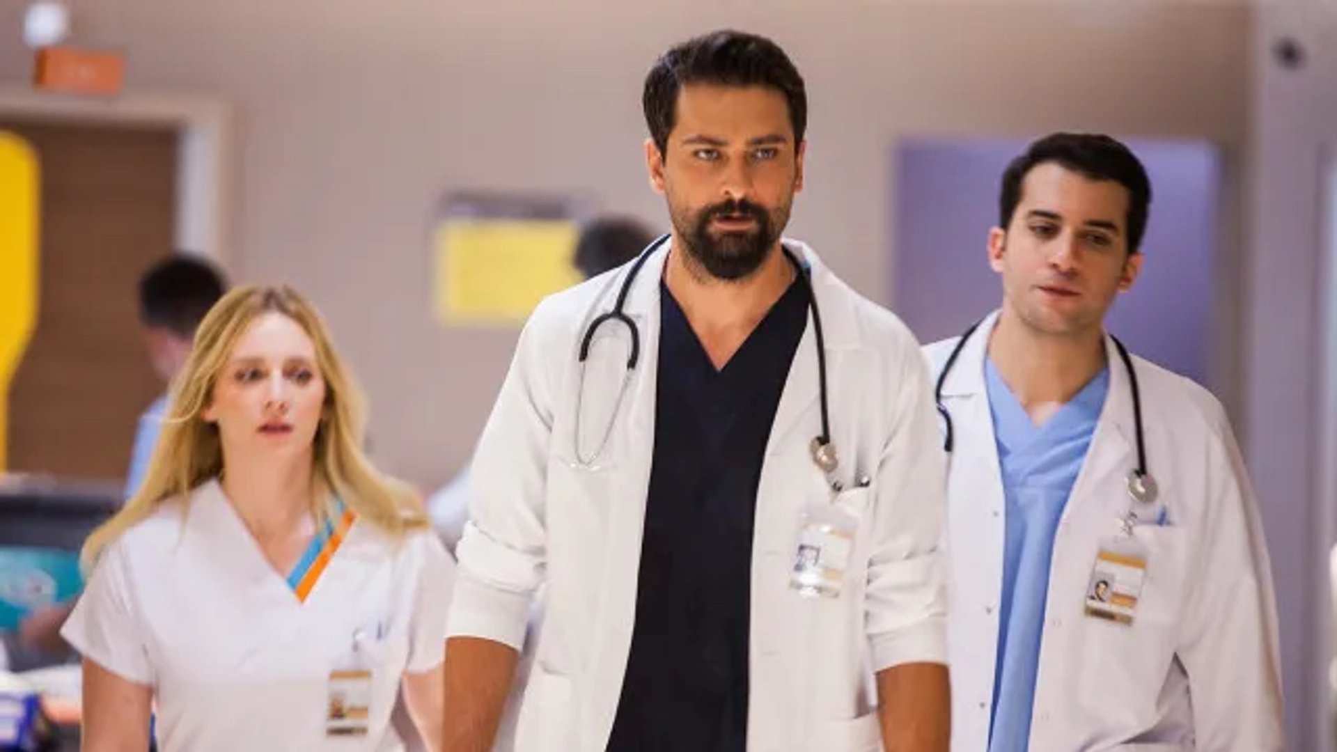 Onur Tuna and Hayal Köseoglu in A Miracle (2019)