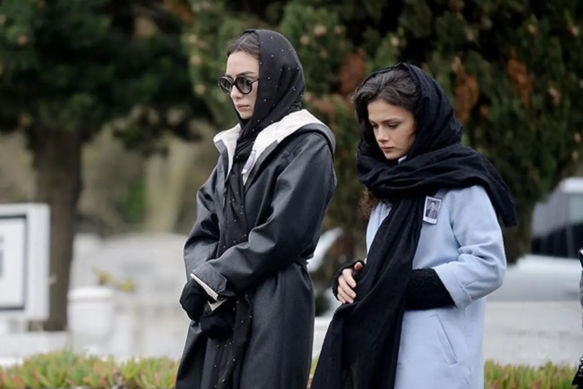 Birce Akalay and Sinem Ünsal in Price of Passion (2017)