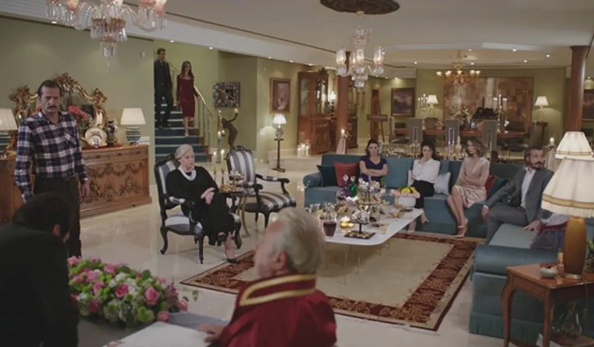 Kadriye Kenter, Ece Dizdar, Arzu Gamze Kilinç, Birce Akalay, Ibrahim Celikkol, Cahit Gök, and Fatih Topçuoglu in Price of Passion (2017)