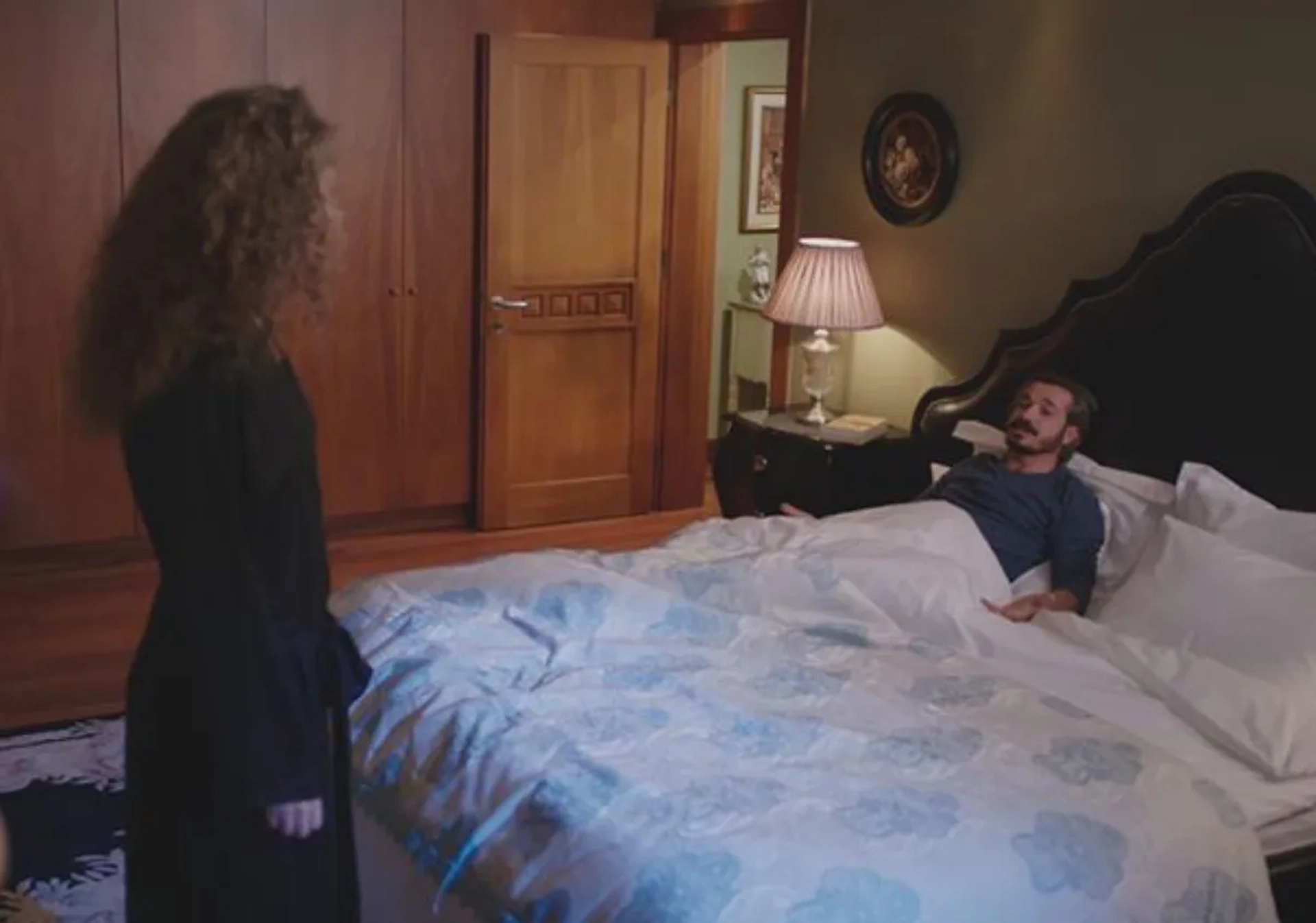 Cahit Gök and Özlem Zeynep Dinsel in Price of Passion (2017)