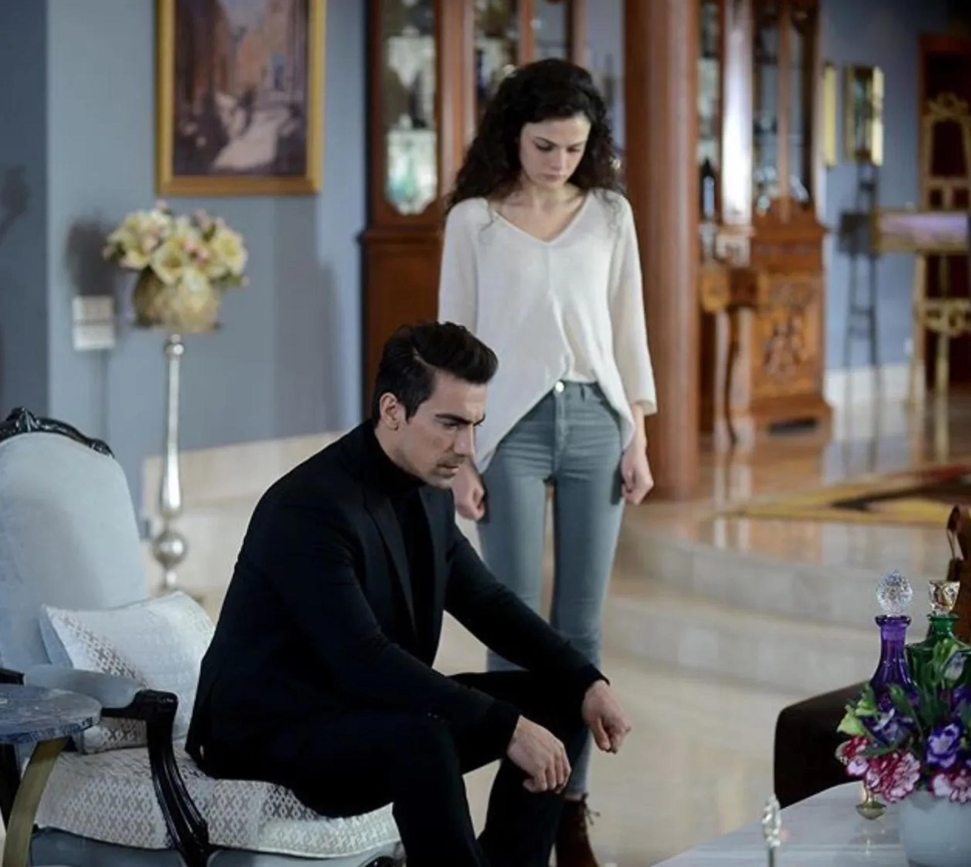 Ibrahim Celikkol and Sinem Ünsal in Price of Passion (2017)