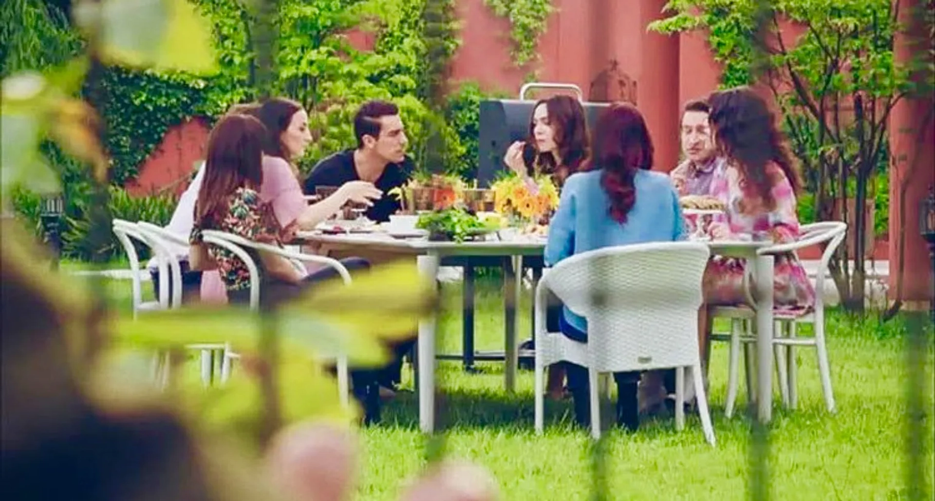 Timur Ölkebas, Arzu Gamze Kilinç, Burcu Tuna, Birce Akalay, Ibrahim Celikkol, Deniz Celiloglu, and Sinem Ünsal in Price of Passion (2017)